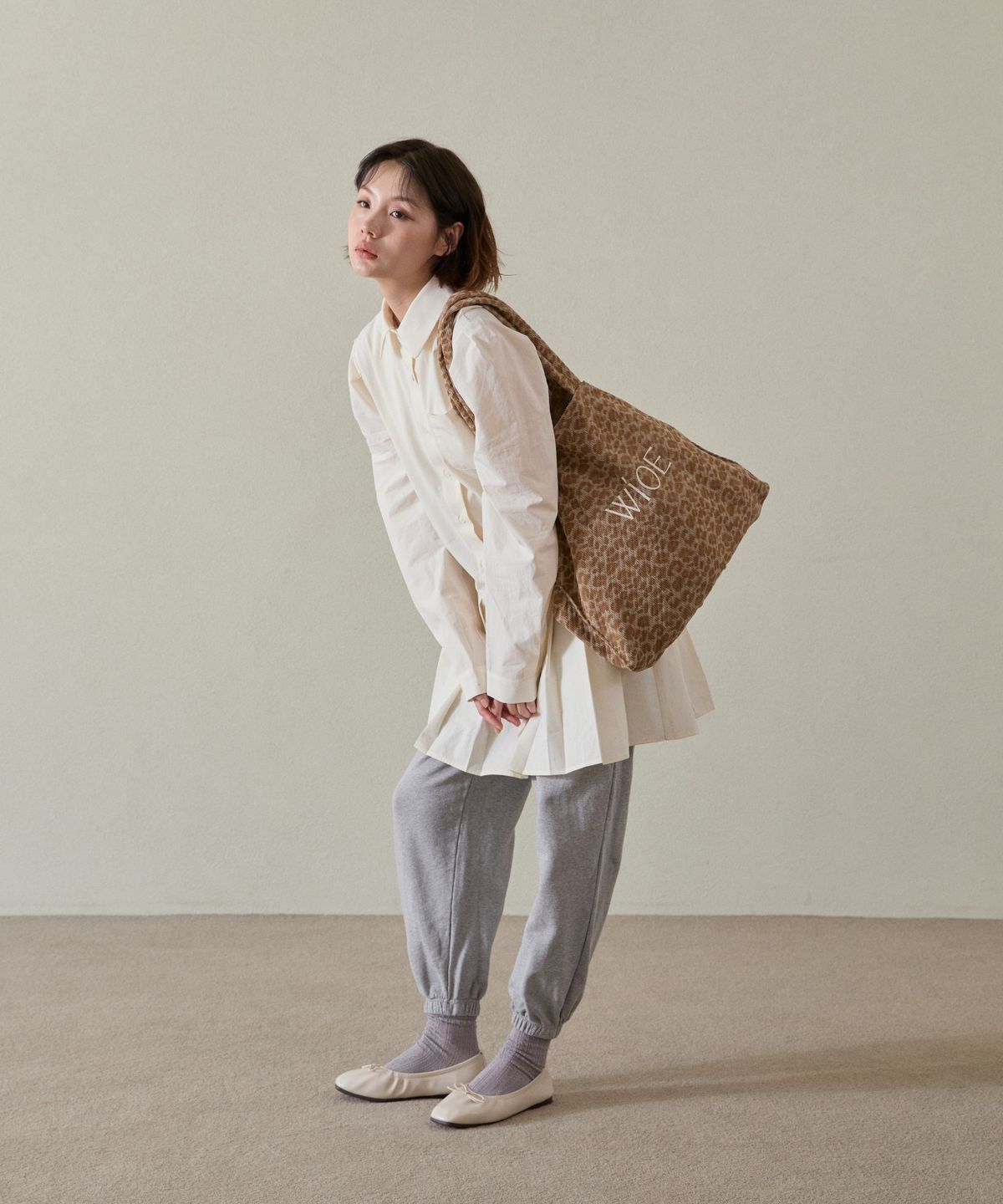 위오이(WIOE) Leopard Corduroy Bag_Beige