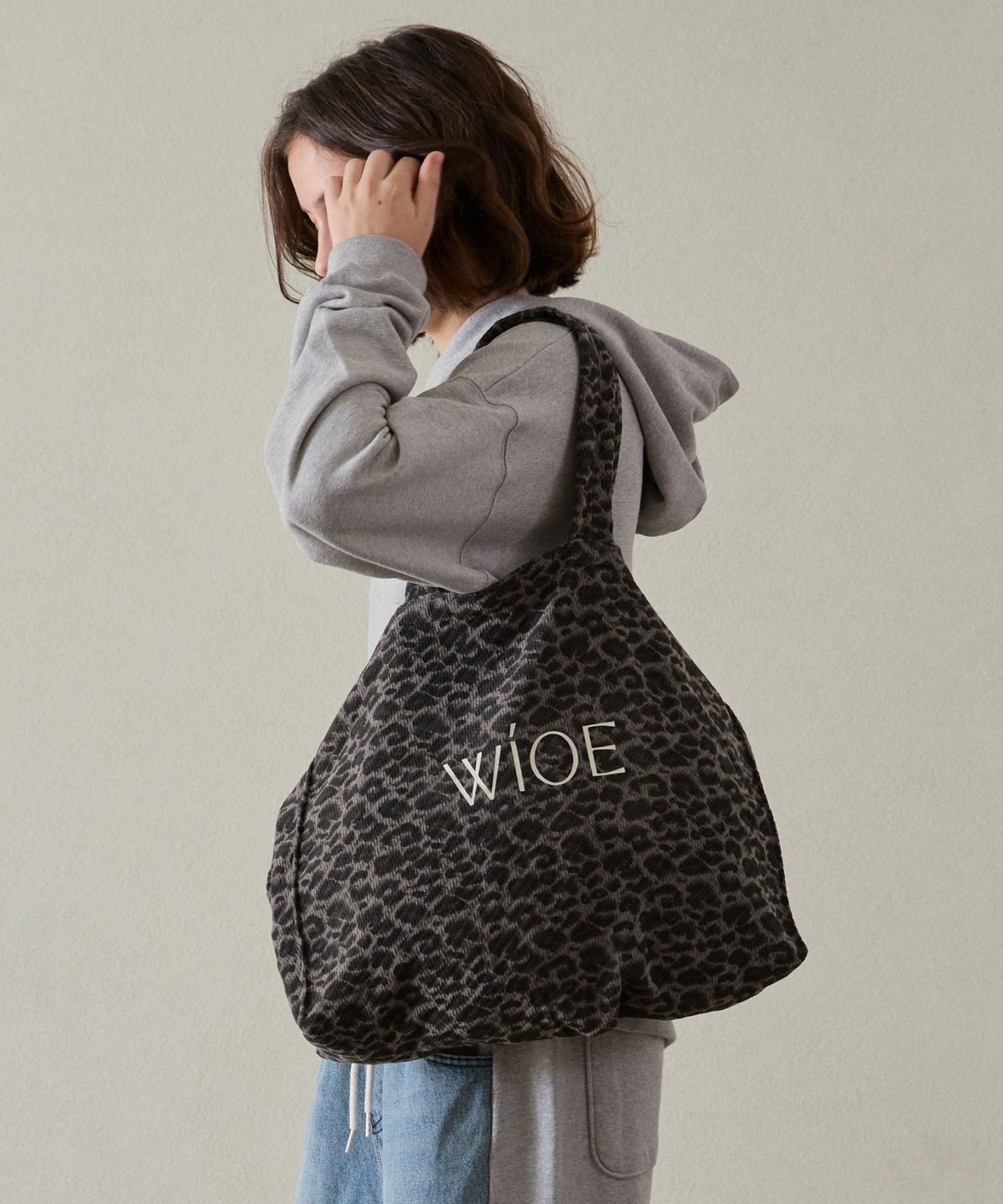 위오이(WIOE) Leopard Corduroy Bag_Charcoal
