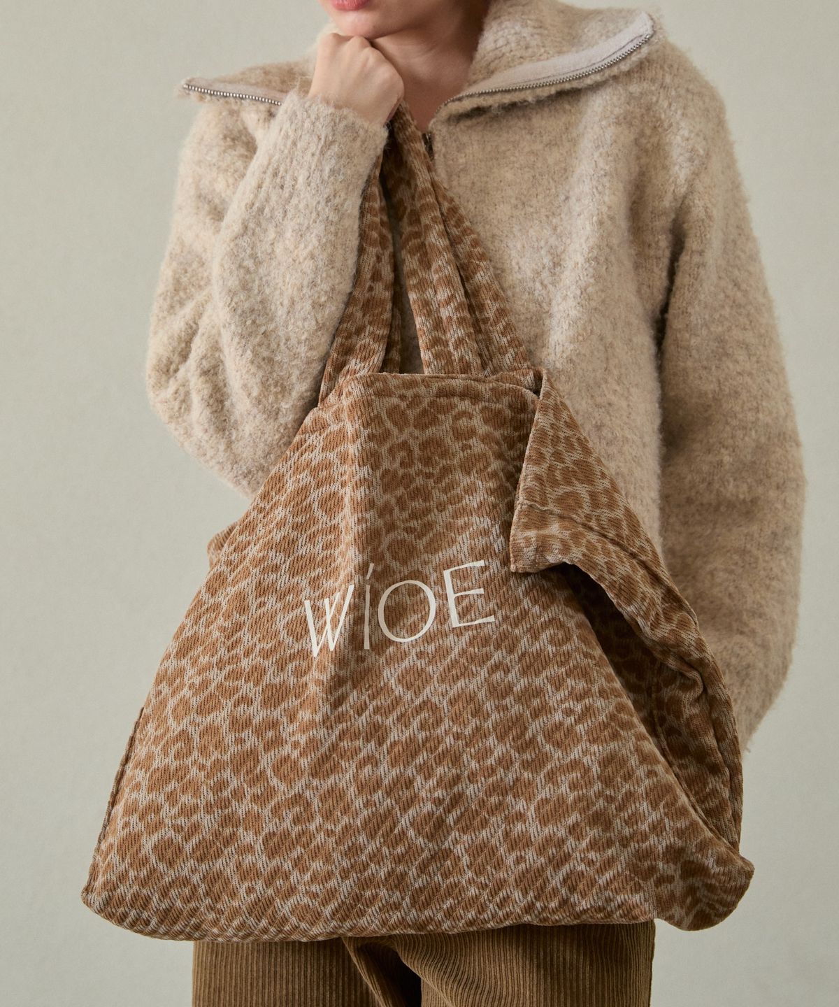 위오이(WIOE) Leopard Corduroy Bag_Charcoal