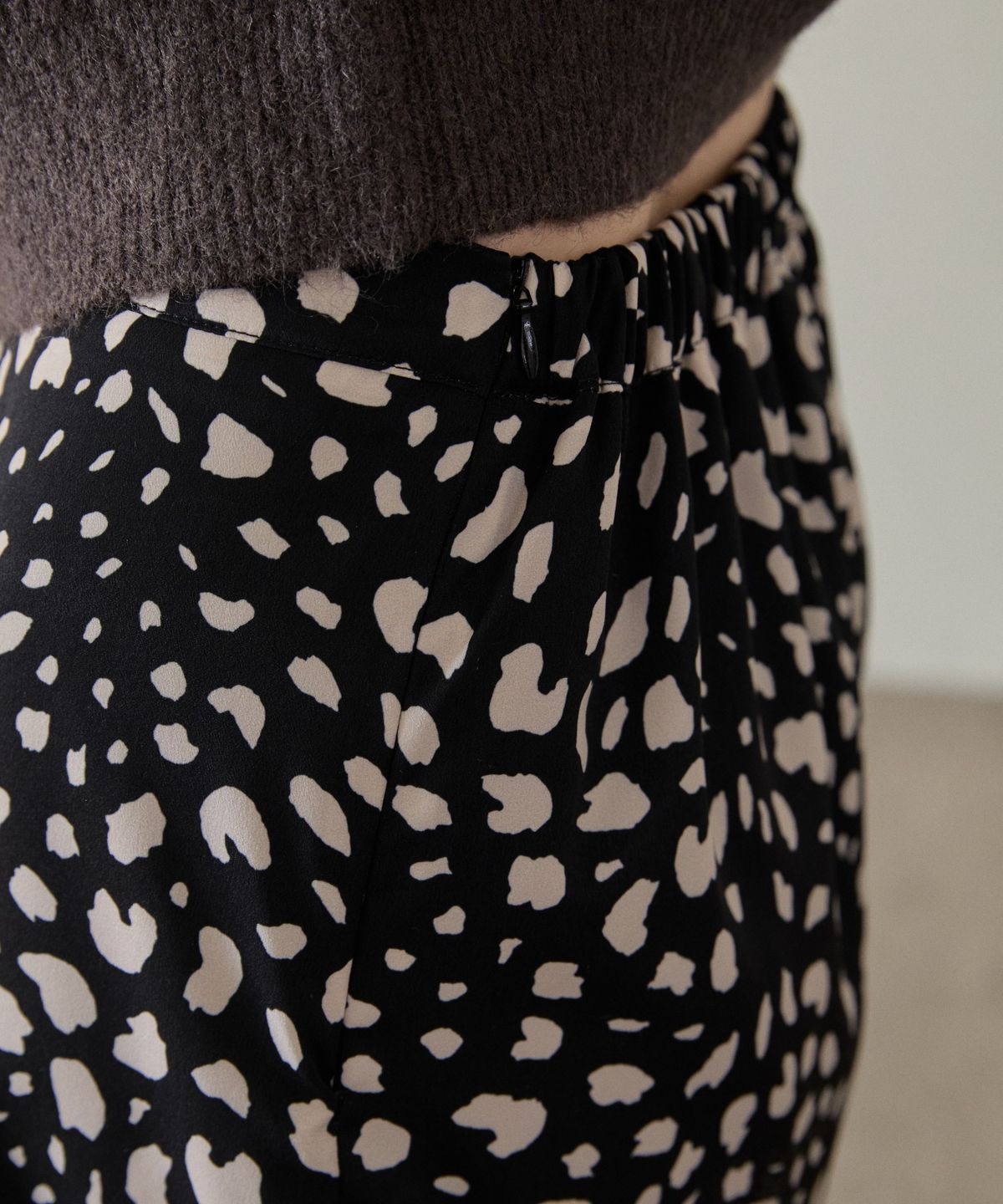 위오이(WIOE) Leopard Midi Skirt_Black