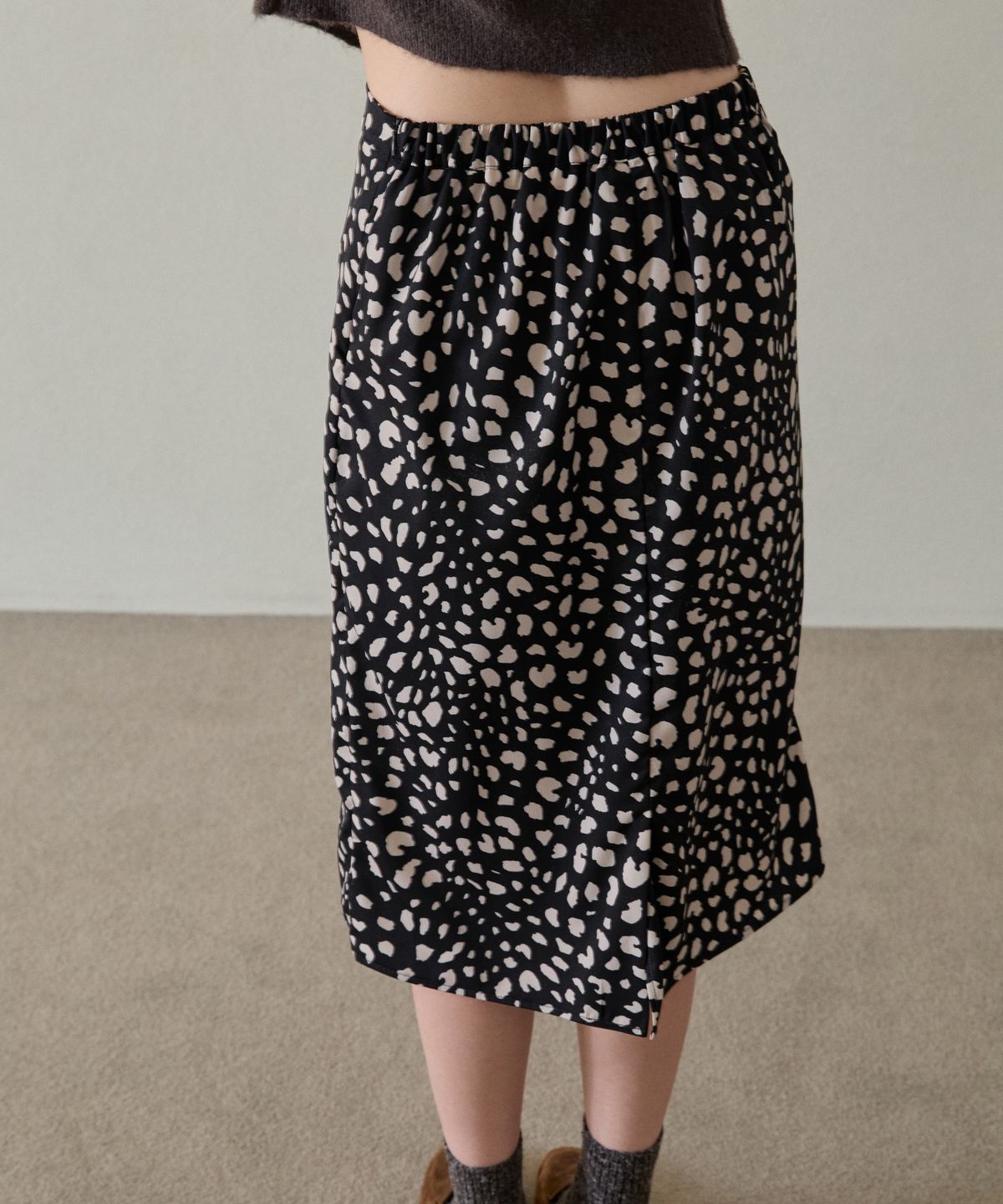 위오이(WIOE) Leopard Midi Skirt_Navy