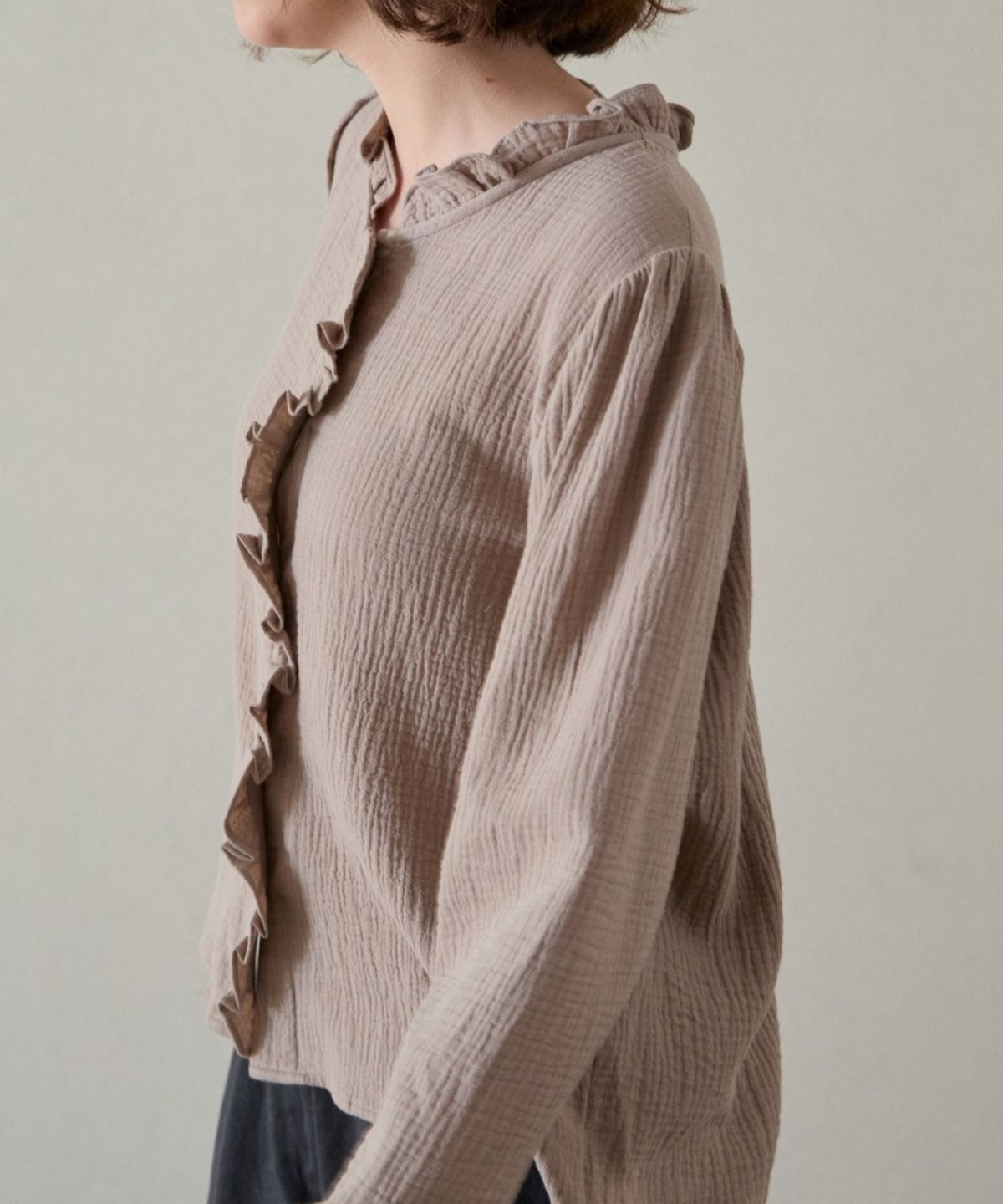 위오이(WIOE) Rachel Frill Blouse_Mocha Grey