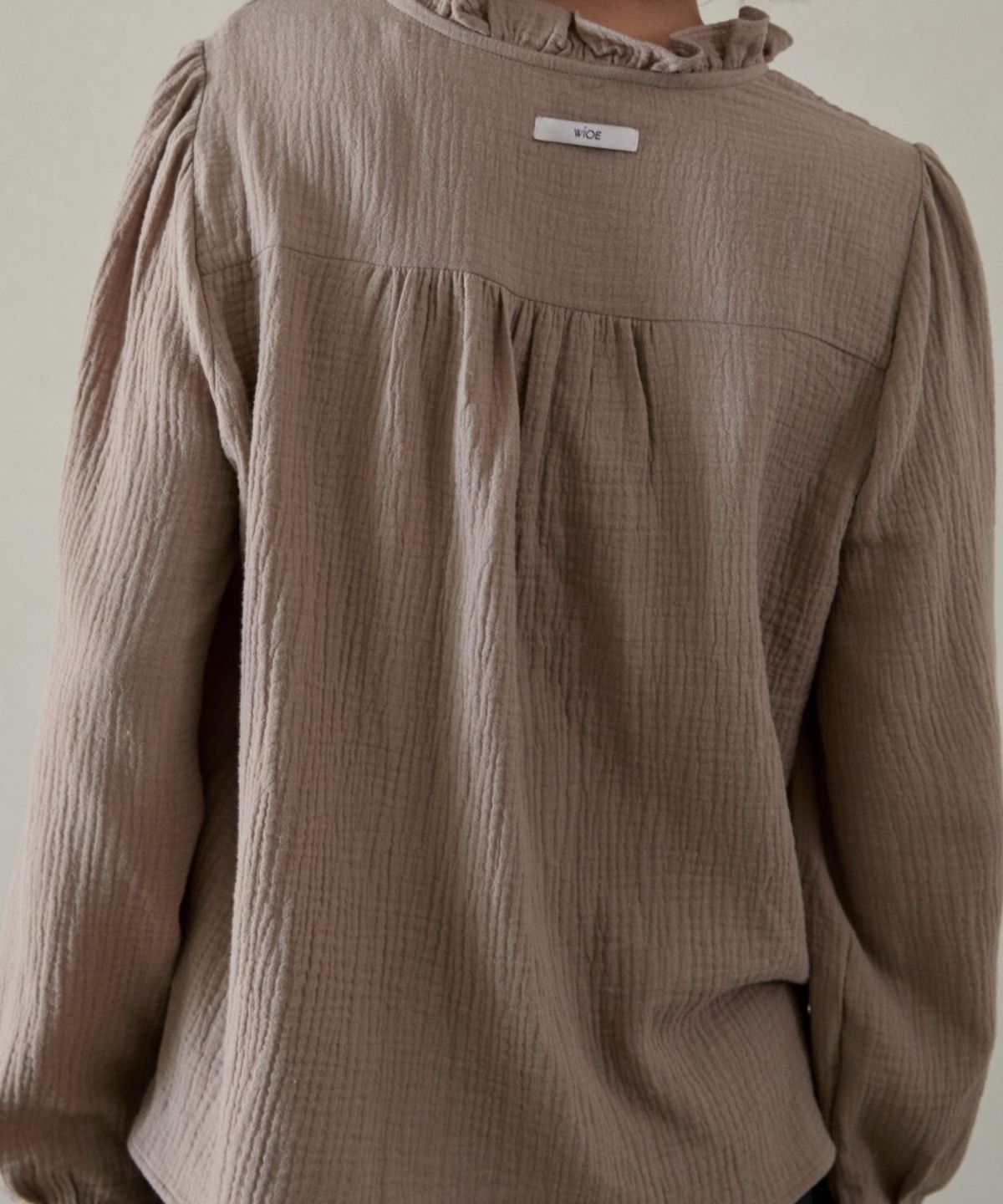 위오이(WIOE) Rachel Frill Blouse_Mocha Grey