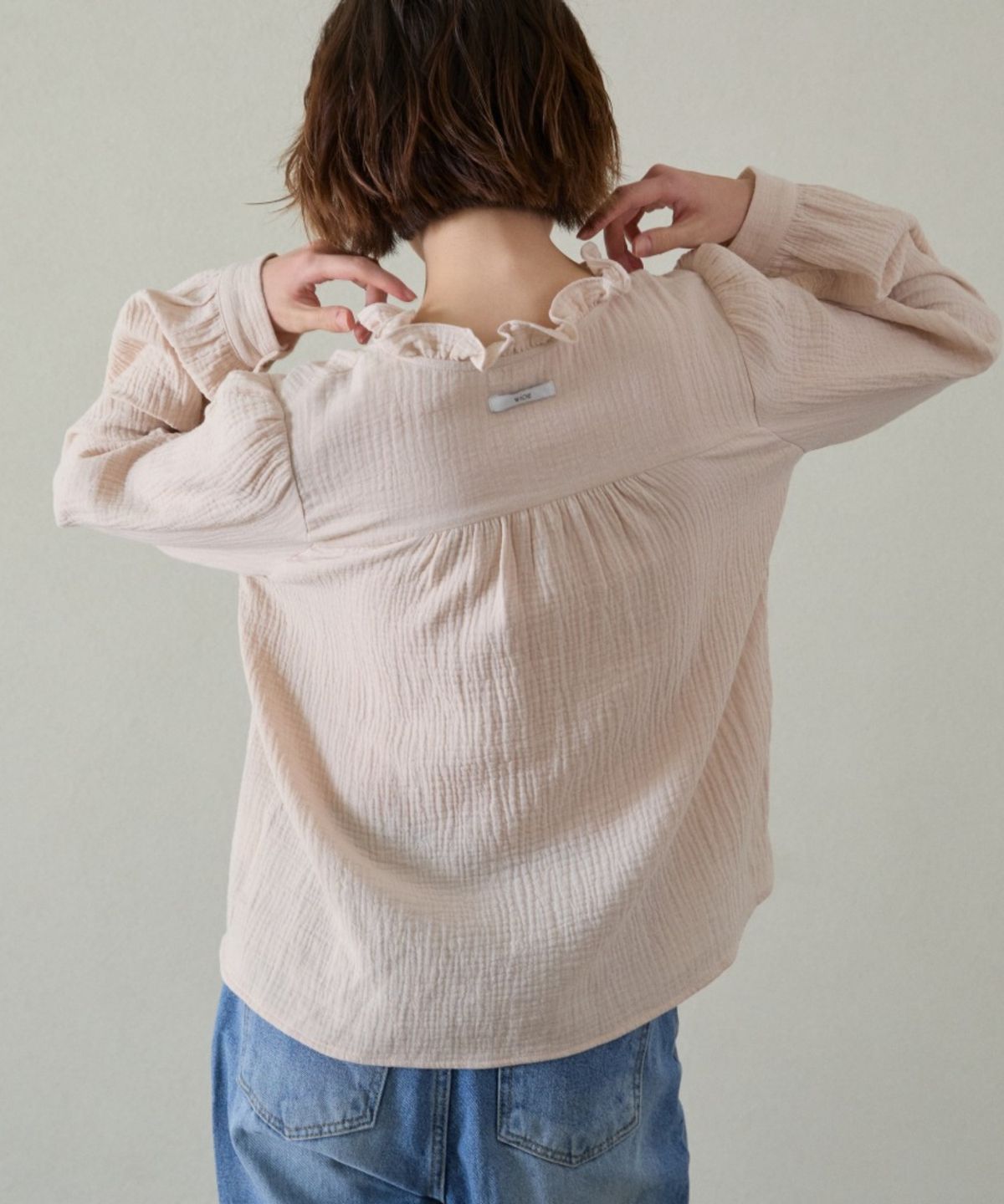 위오이(WIOE) Rachel Frill Blouse_Cream