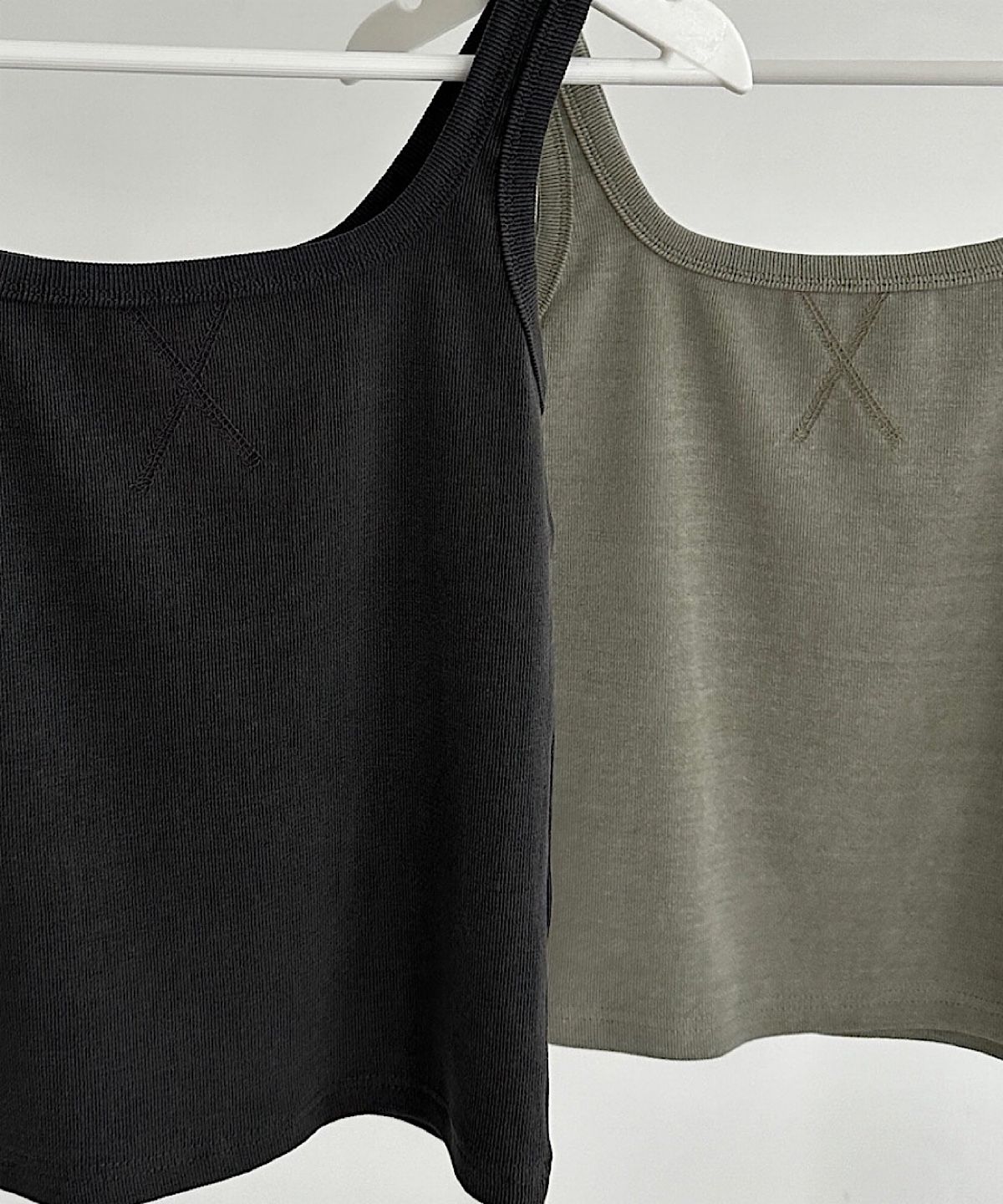 아포엠(APOEM) Ribbed Top – 2colors
