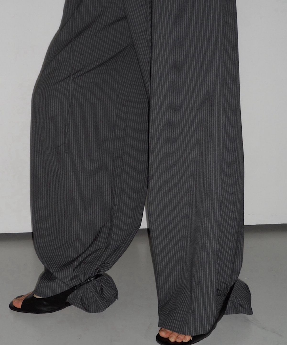 아포엠(APOEM) Flap Stripe Slacks - 2colors