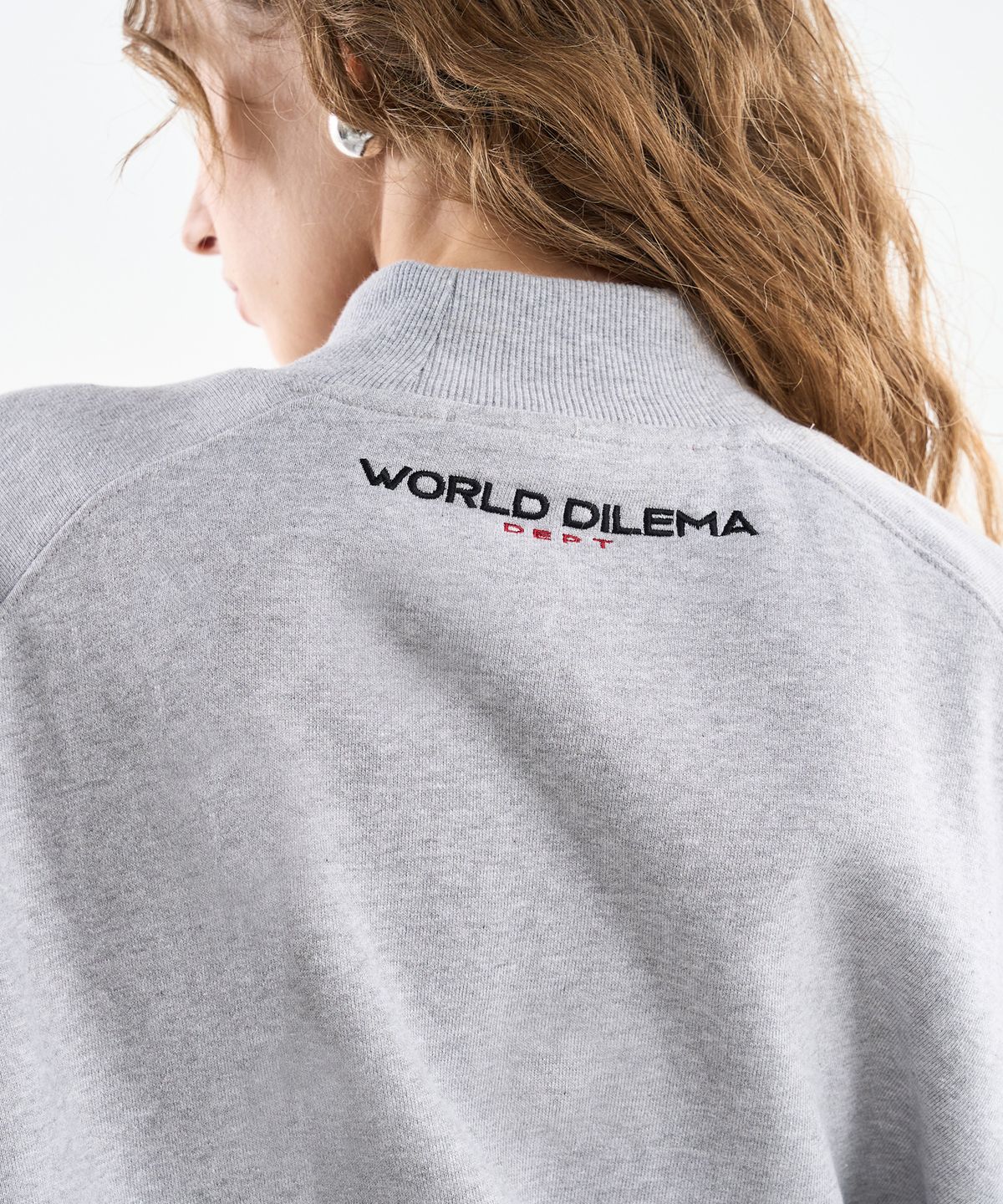 월드딜레마(WORLDDILEMA) GENDER  Applique High Neck Sweatshirts (Grey)