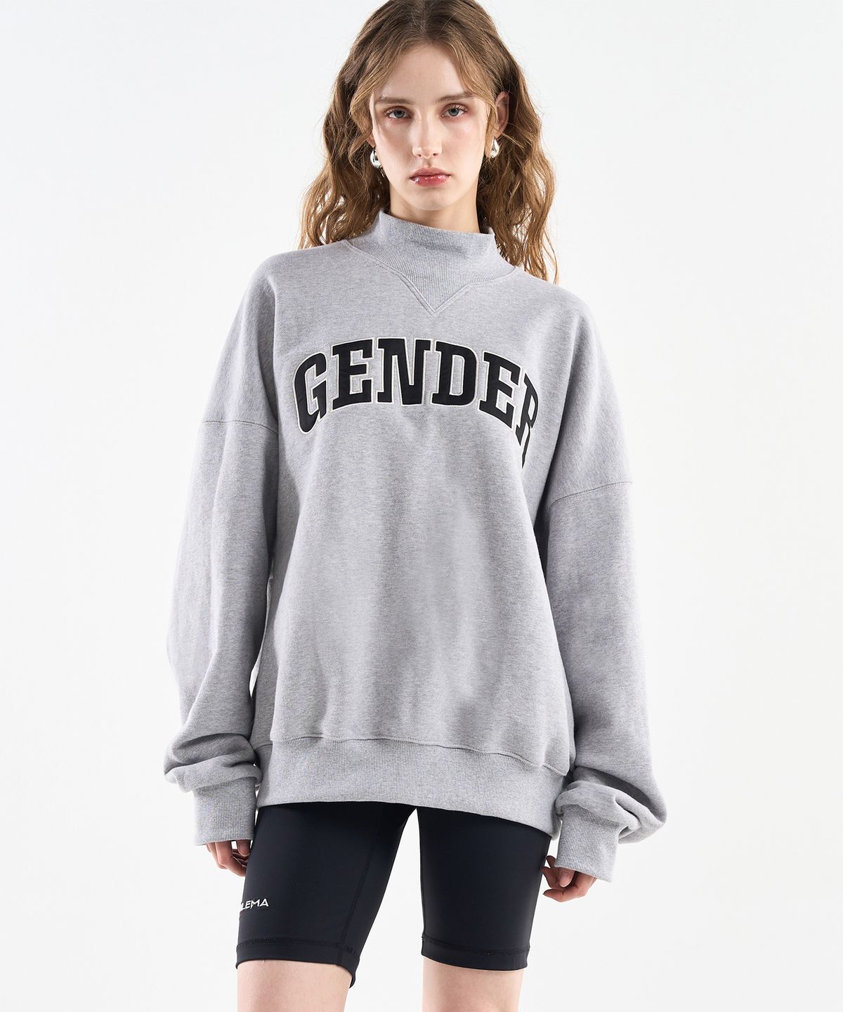 월드딜레마(WORLDDILEMA) GENDER  Applique High Neck Sweatshirts (Grey)