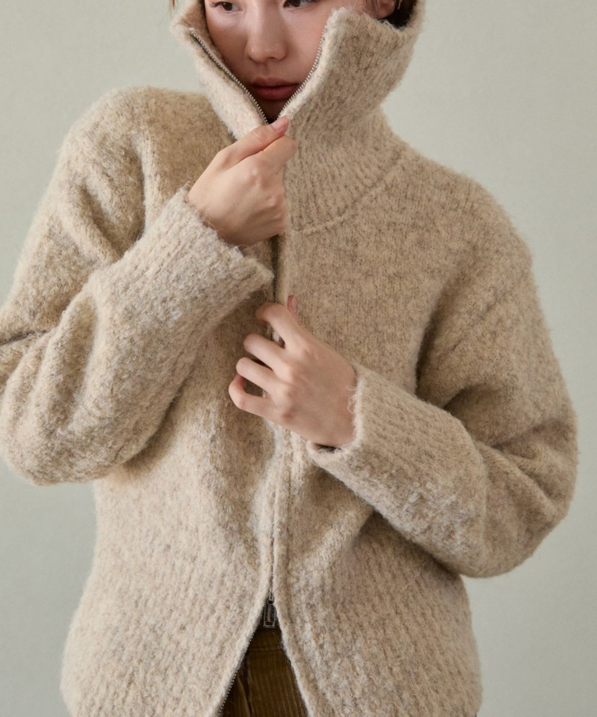 위오이(WIOE) Ru Zip-up Knit Cardigan_Oatmeal