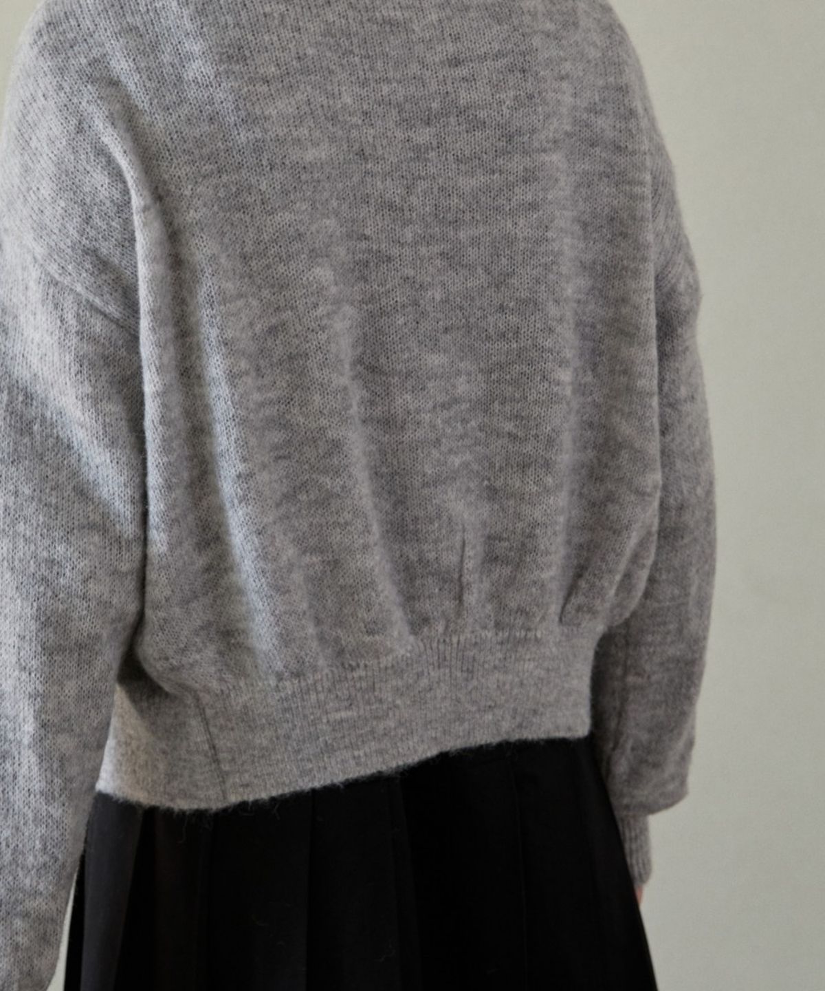 위오이(WIOE) Basic Round Knit Cardigan_Melange Grey