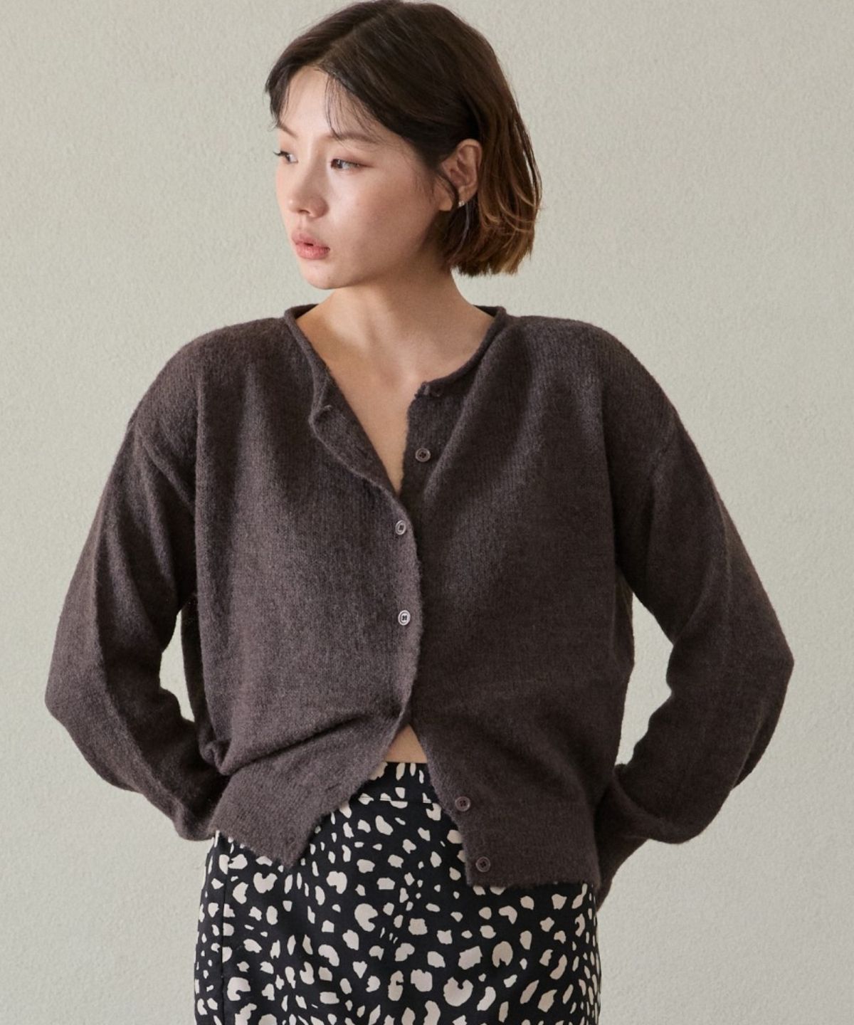 위오이(WIOE) Basic Round Knit Cardigan_Choco Brown