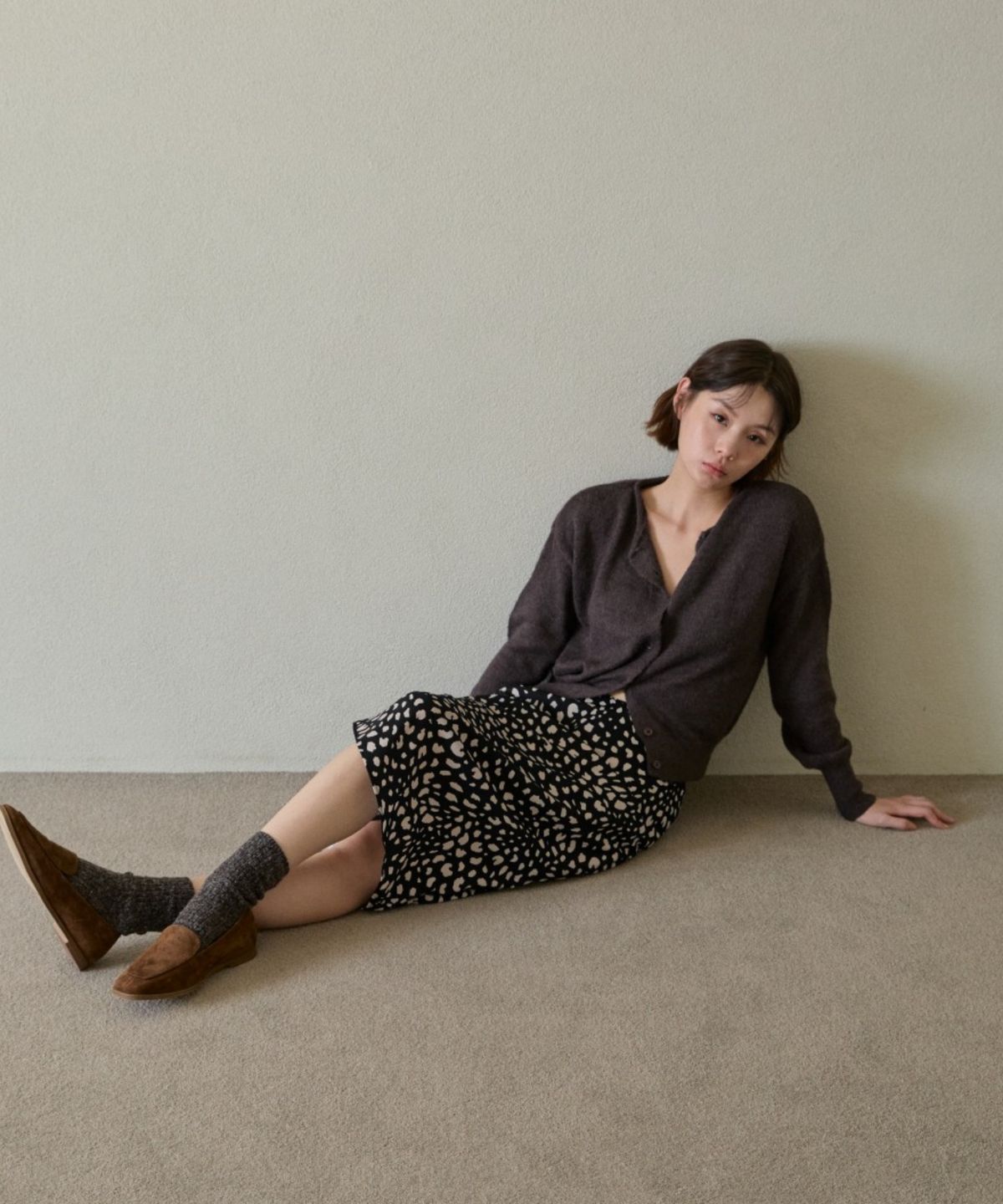 위오이(WIOE) Basic Round Knit Cardigan_Choco Brown