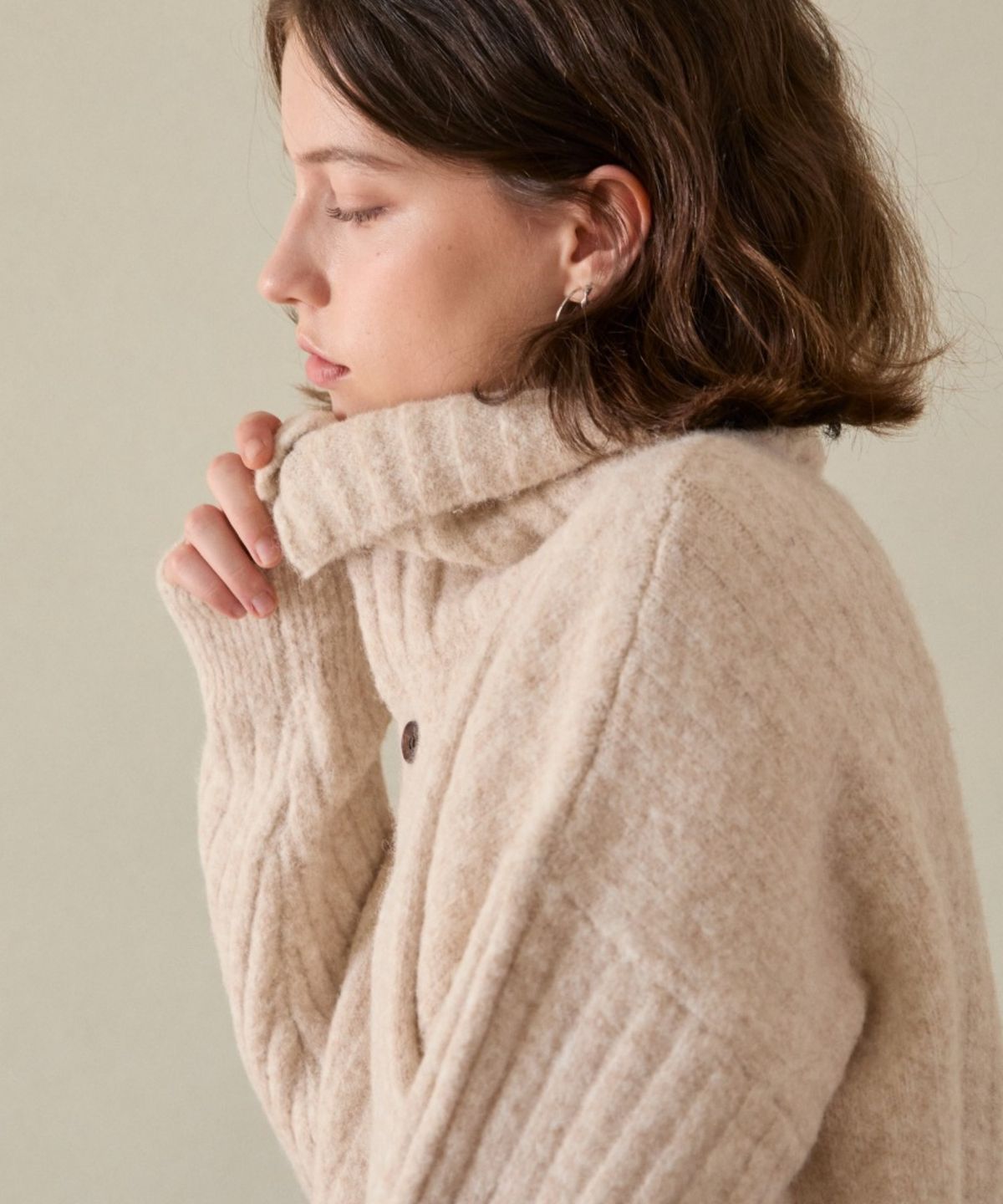 위오이(WIOE) High-neck Button Knit Cardigan_Oatmeal