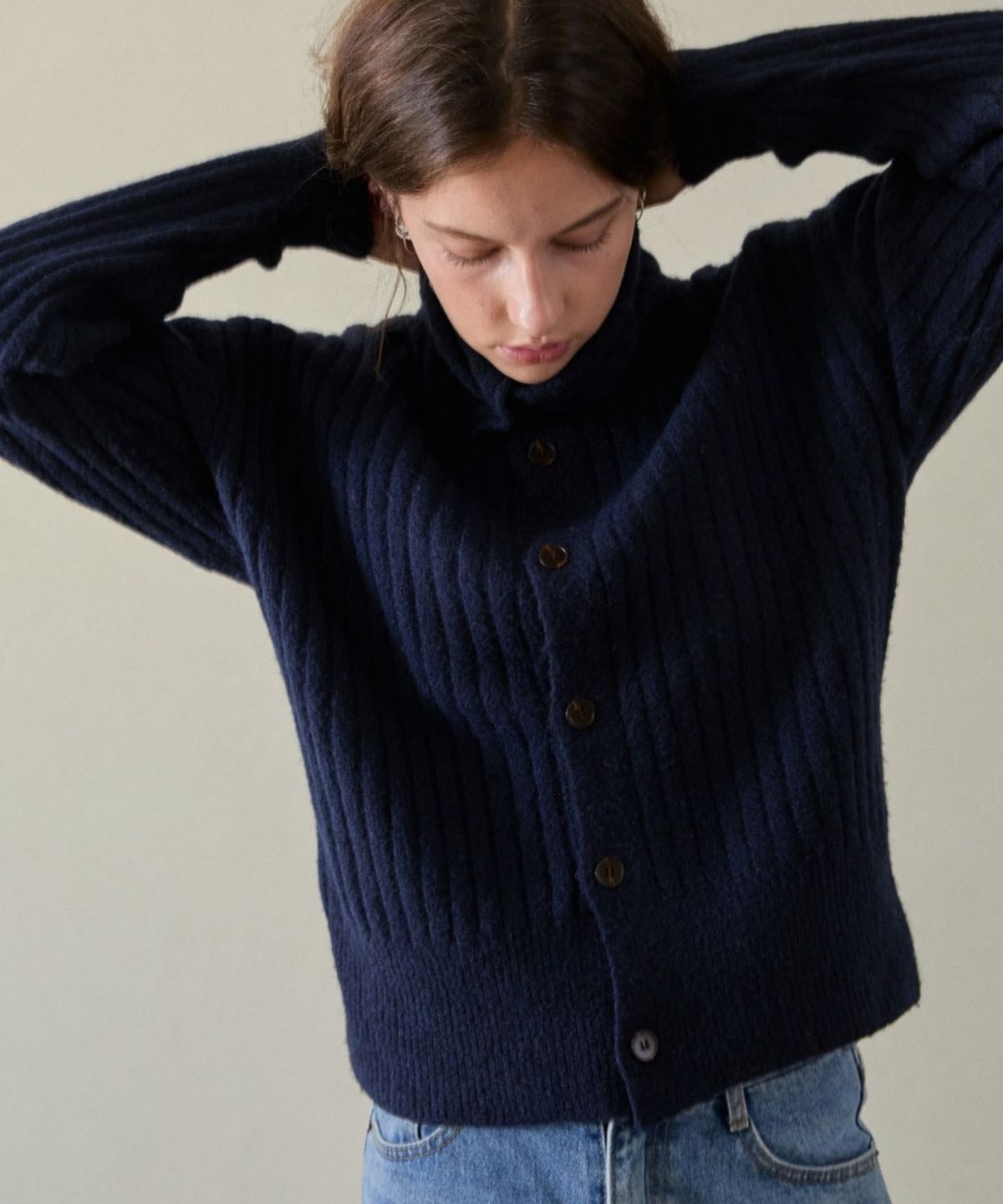 위오이(WIOE) High-neck Button Knit Cardigan_Navy
