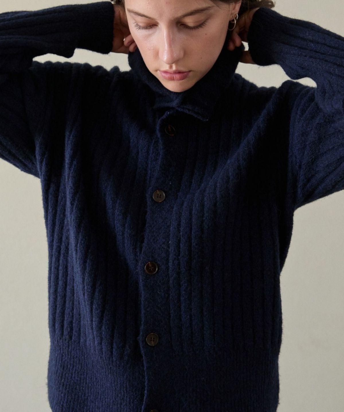 위오이(WIOE) High-neck Button Knit Cardigan_Navy