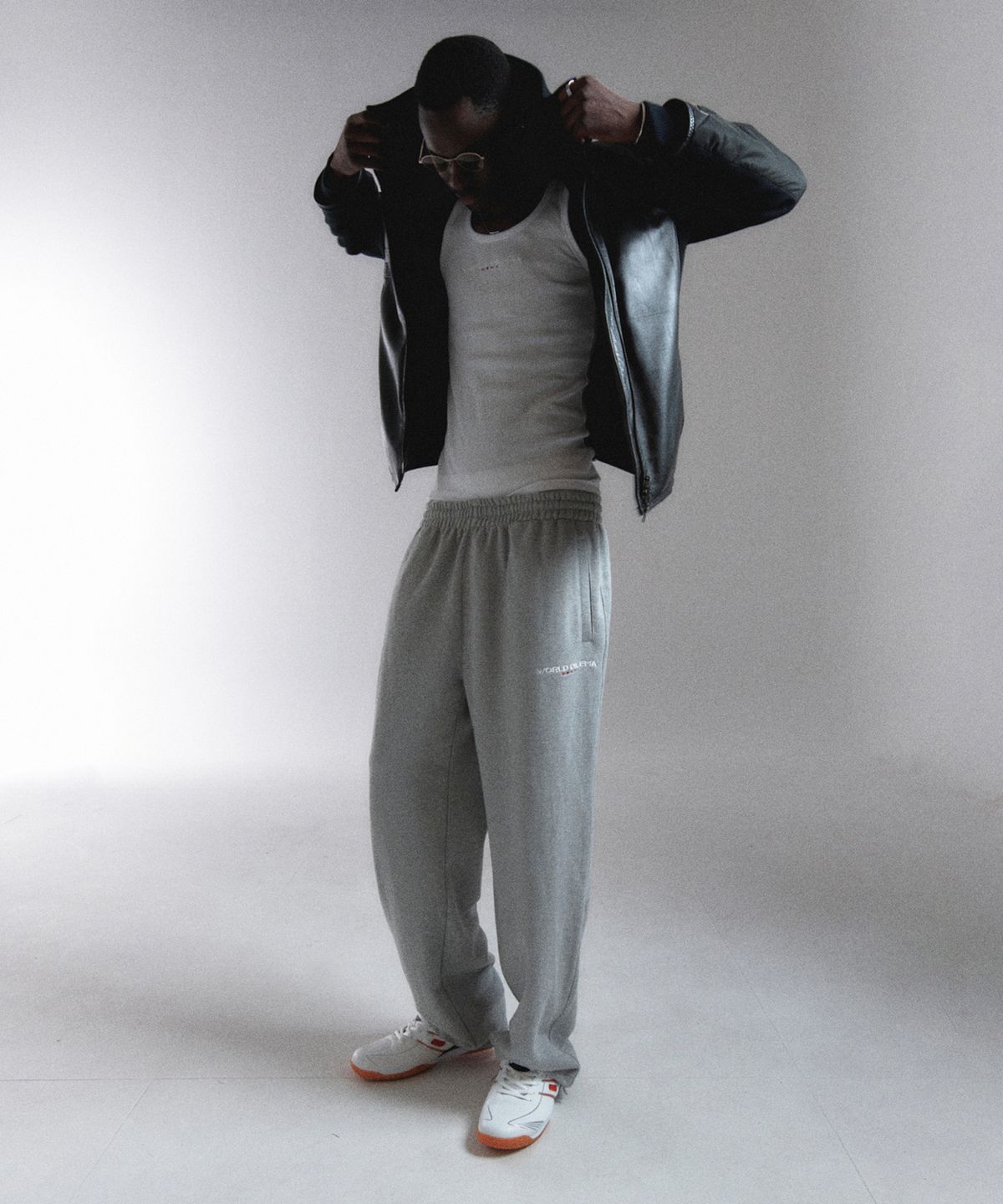 월드딜레마(WORLDDILEMA) WORLD DILEMA DEPT Embroidery Sweat Pants (Grey)