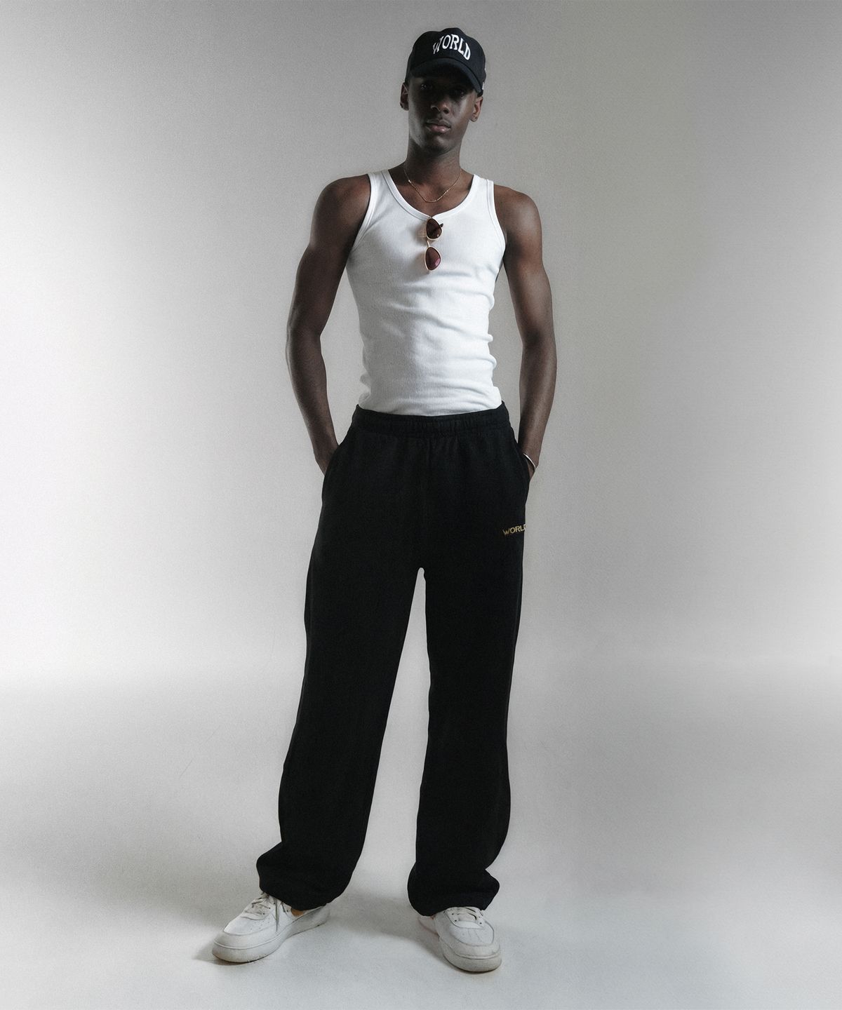 월드딜레마(WORLDDILEMA) WORLD DILEMA DEPT Embroidery Sweat Pants (Navy)