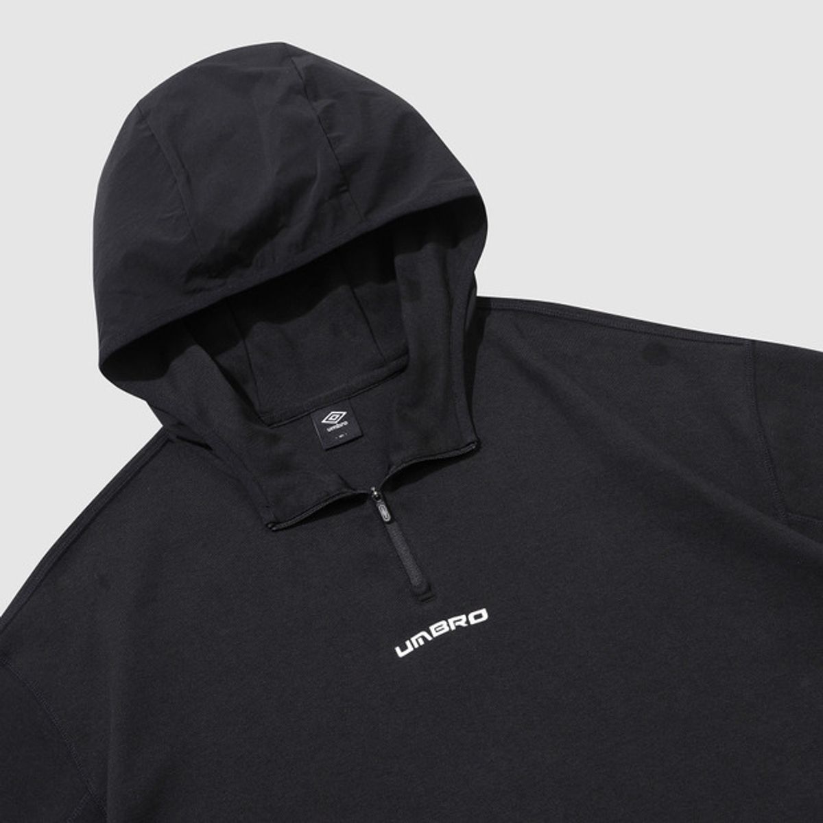 엄브로(UMBRO) 나이트런 하이브리드 후드 하프 집업 블랙(UQ321SHD91)