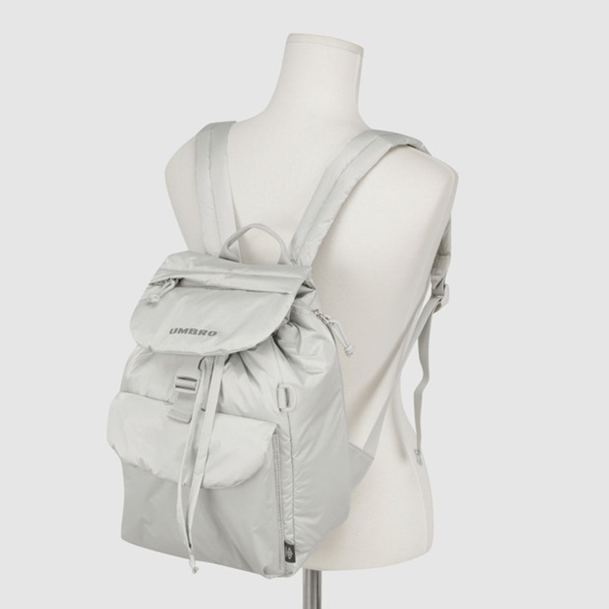 엄브로(UMBRO) 플라이트 패디드 백팩 실버(UQ423CBPO1)