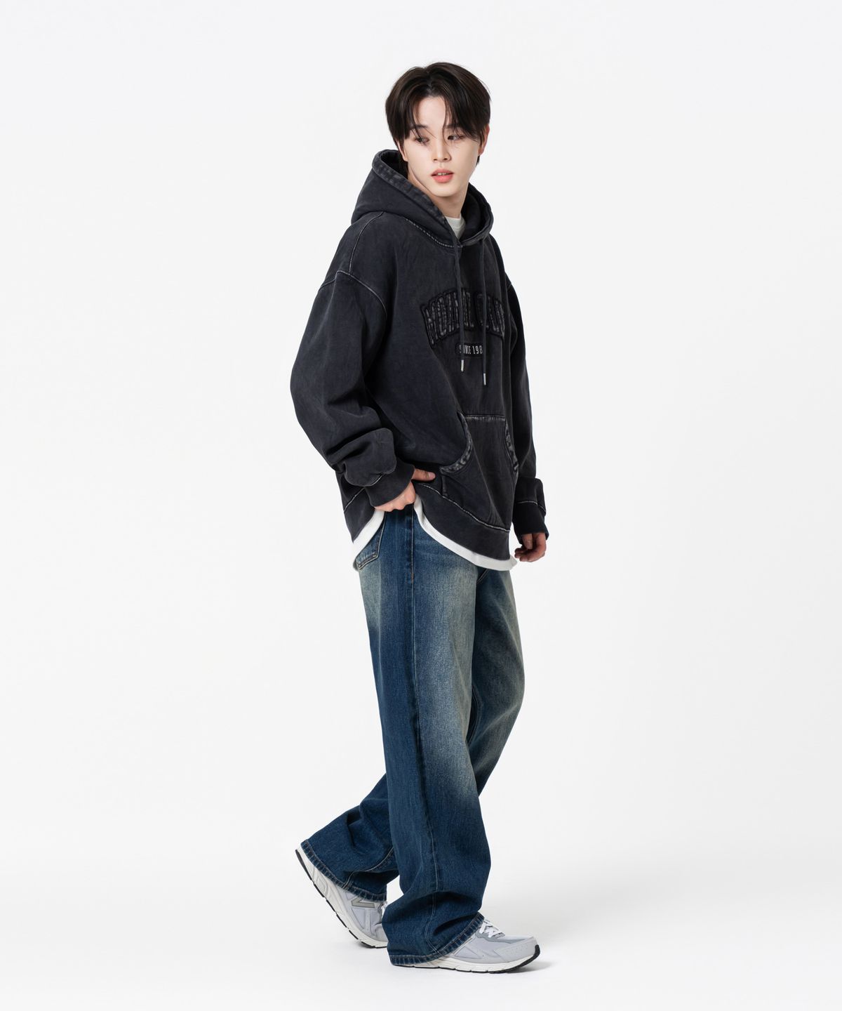 모즈모즈(MOZMOZ) 아치로고 패치 더티워싱 오버핏 기모 후드 블랙