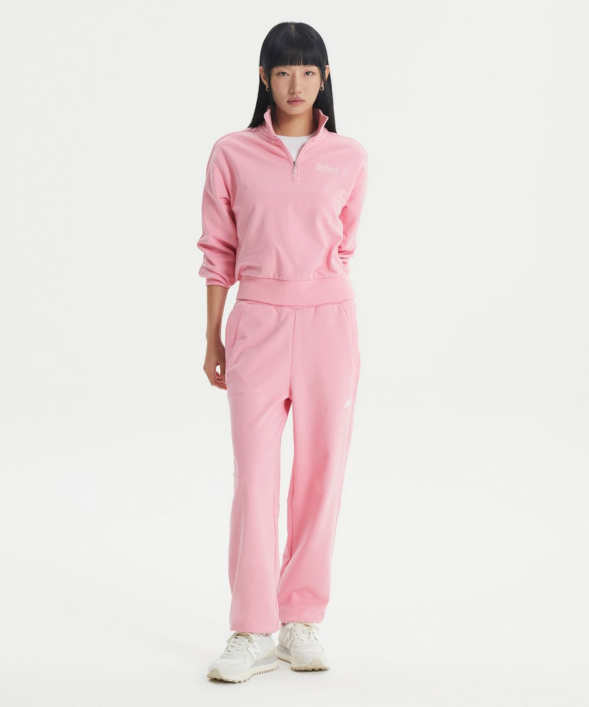 뉴발란스(NEW BALANCE) NBNCF4W922 / WOMEN 에센셜 세미크롭 반집업 (PINK)