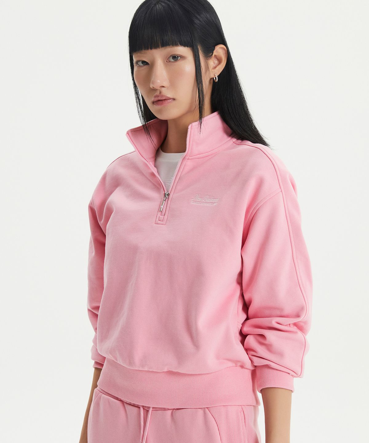 뉴발란스(NEW BALANCE) NBNCF4W922 / WOMEN 에센셜 세미크롭 반집업 (PINK)
