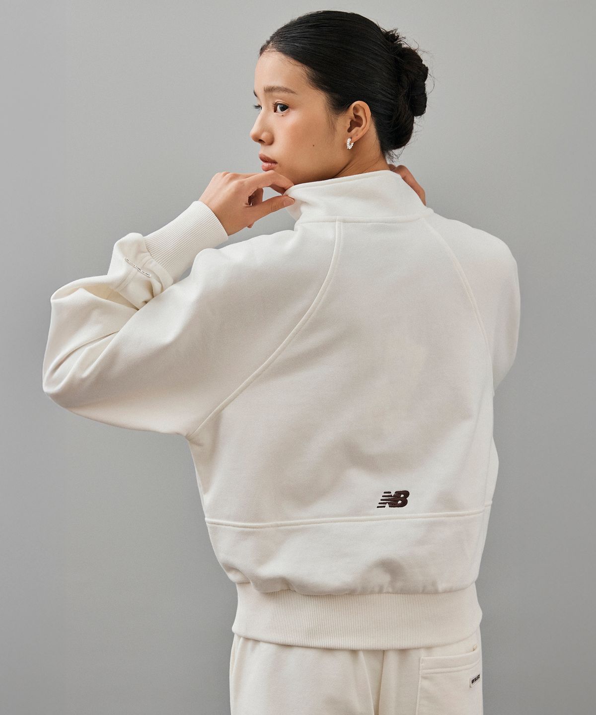 뉴발란스(NEW BALANCE) NBNCF4W922 / WOMEN 에센셜 세미크롭 반집업 (CREAM)