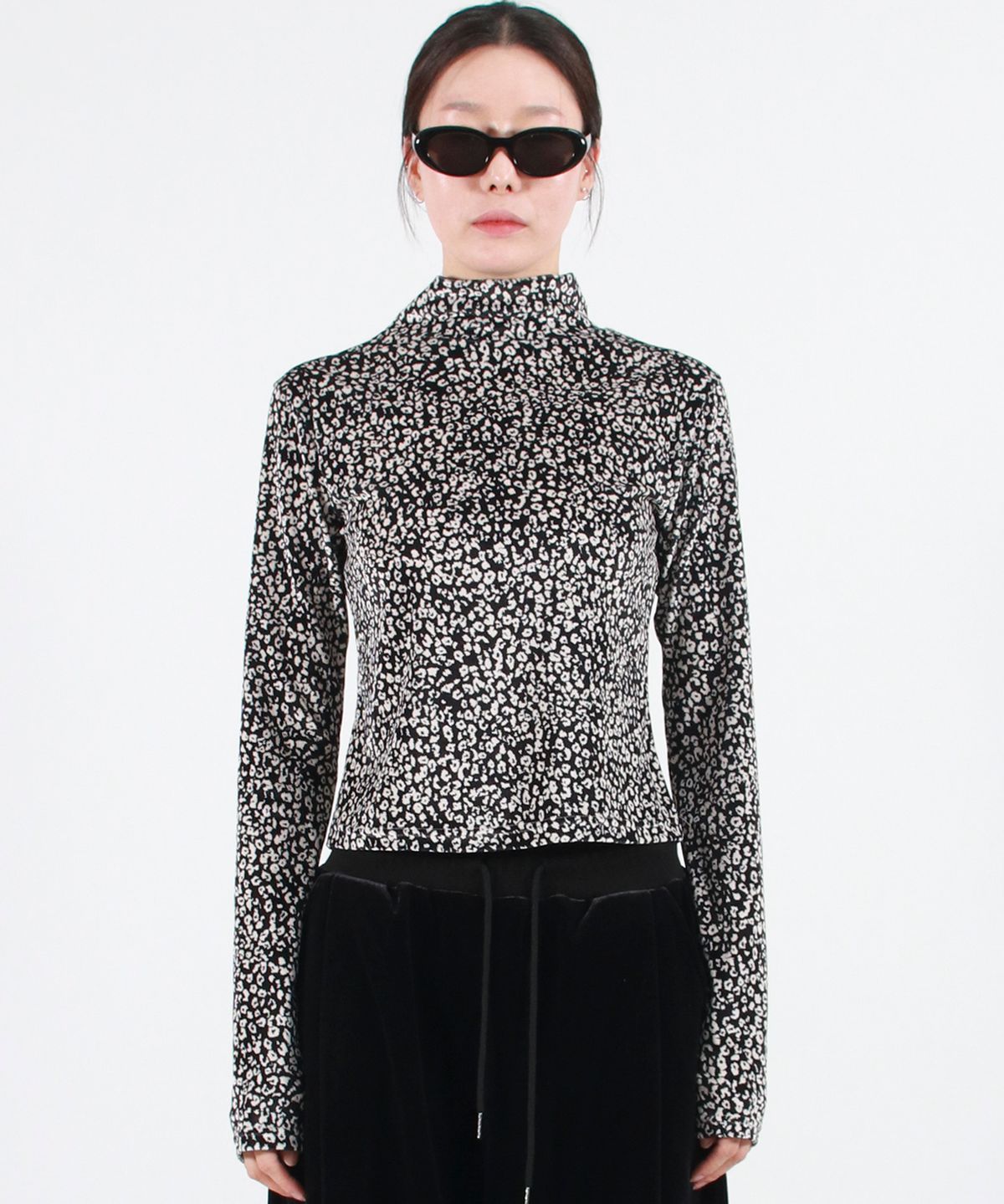 드마크(DEMARC) LEOPARD HIGH-NECK LONG SLEEVE TEE -  black