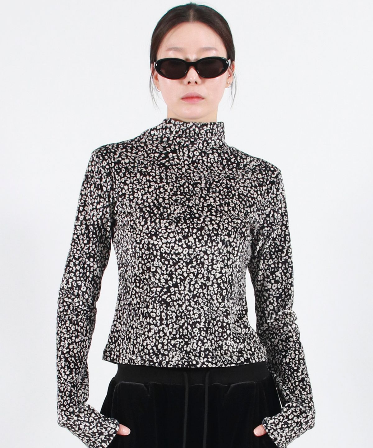 드마크(DEMARC) LEOPARD HIGH-NECK LONG SLEEVE TEE -  black
