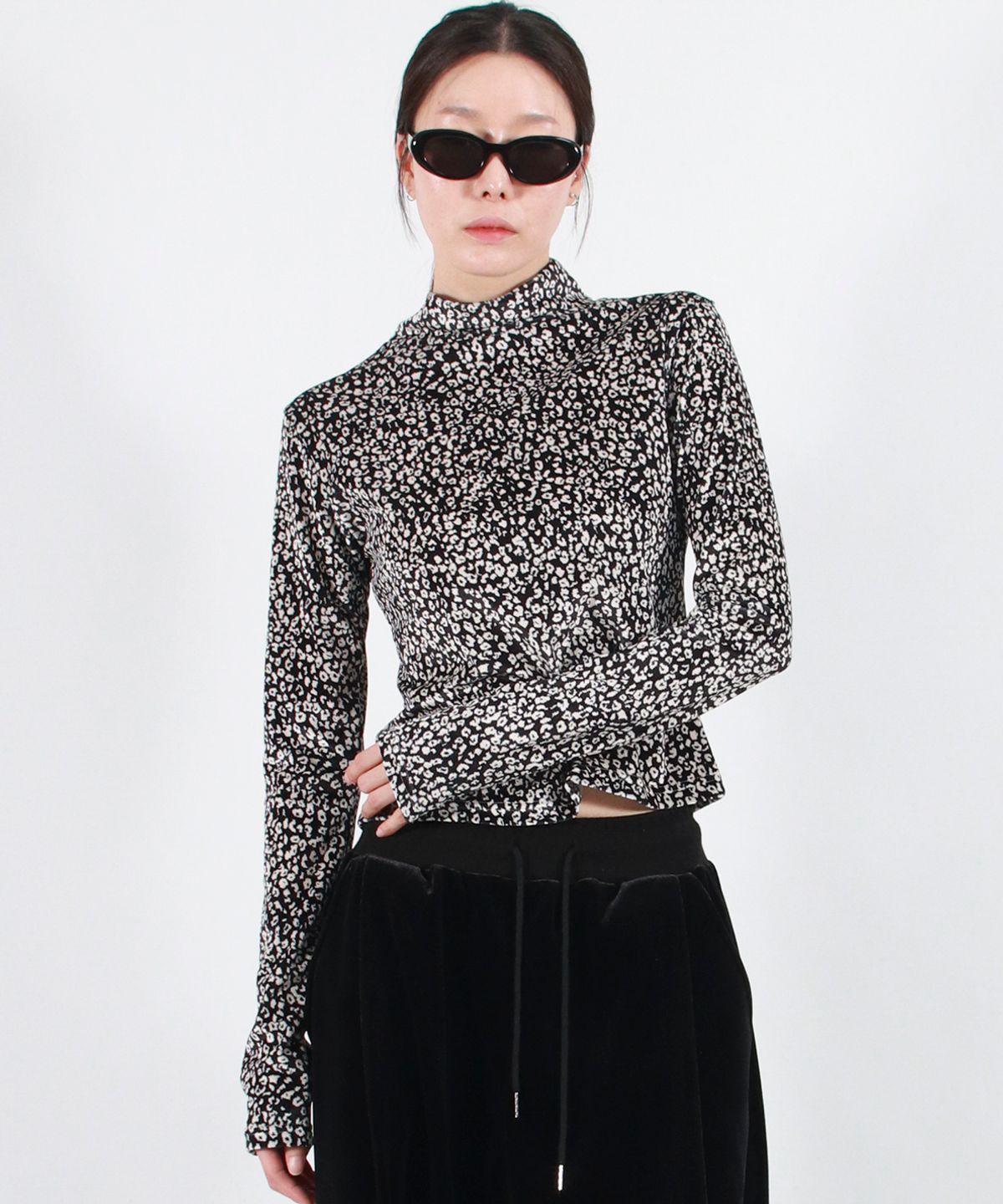 드마크(DEMARC) LEOPARD HIGH-NECK LONG SLEEVE TEE -  black