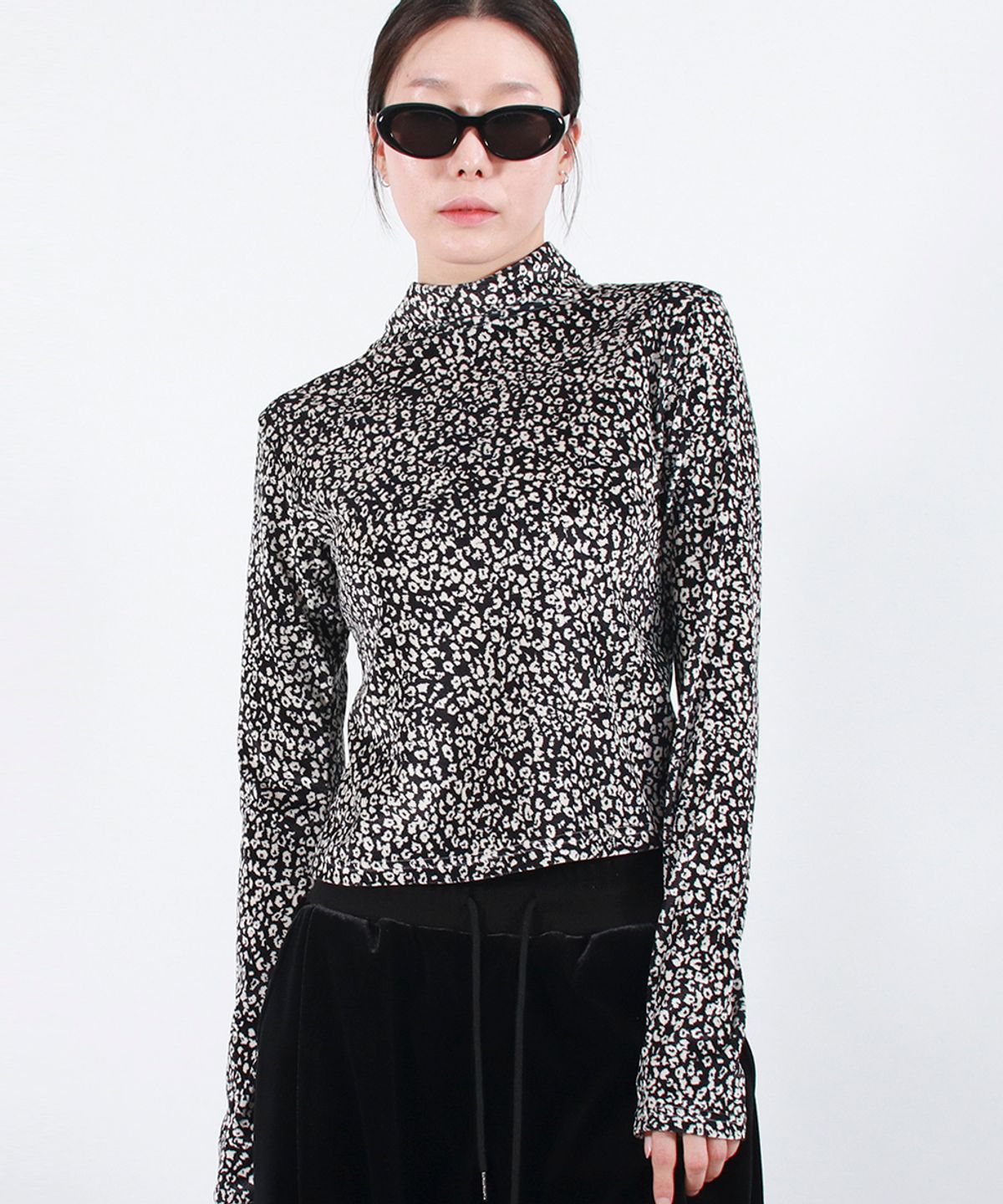드마크(DEMARC) LEOPARD HIGH-NECK LONG SLEEVE TEE -  black