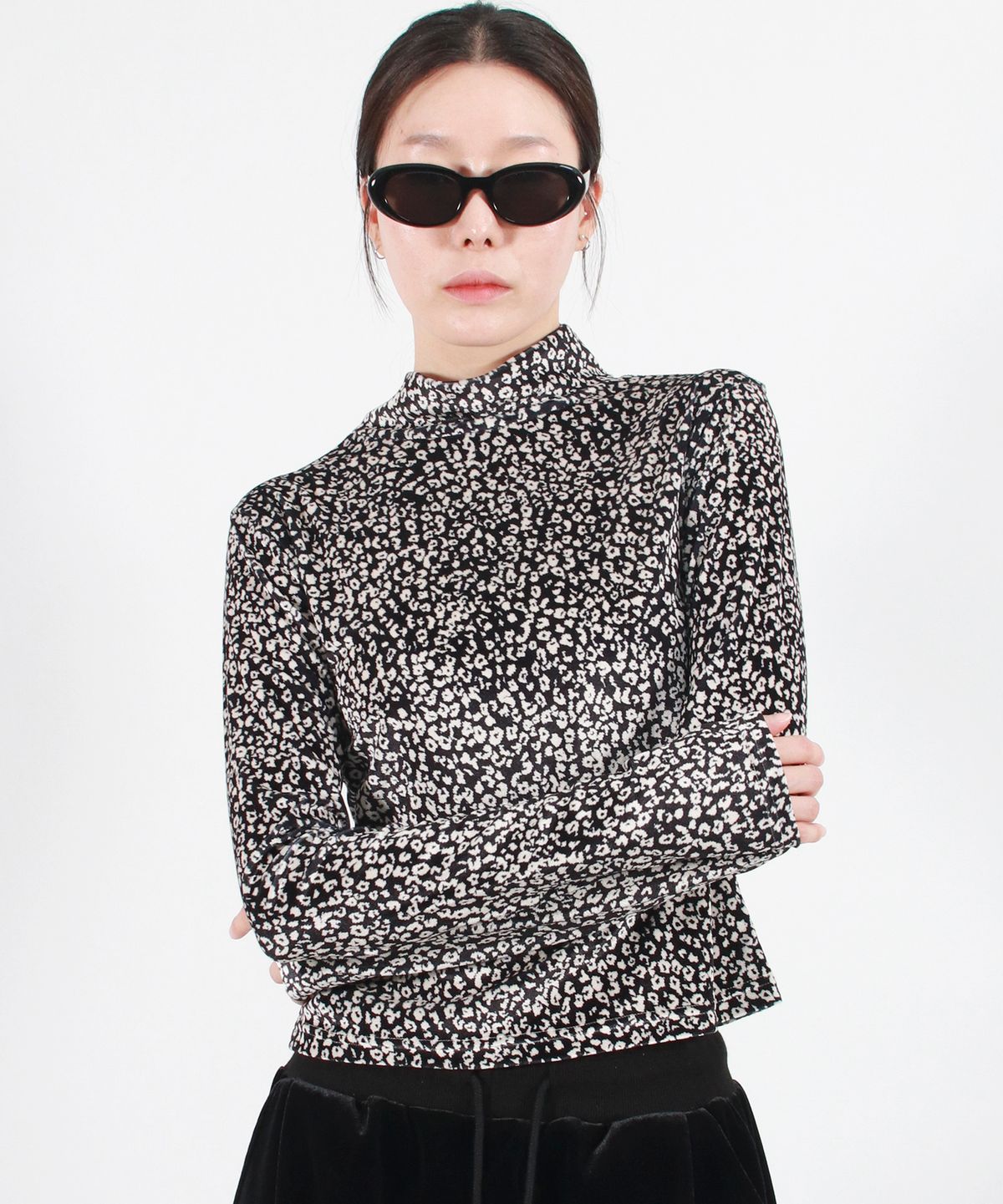 드마크(DEMARC) LEOPARD HIGH-NECK LONG SLEEVE TEE -  black