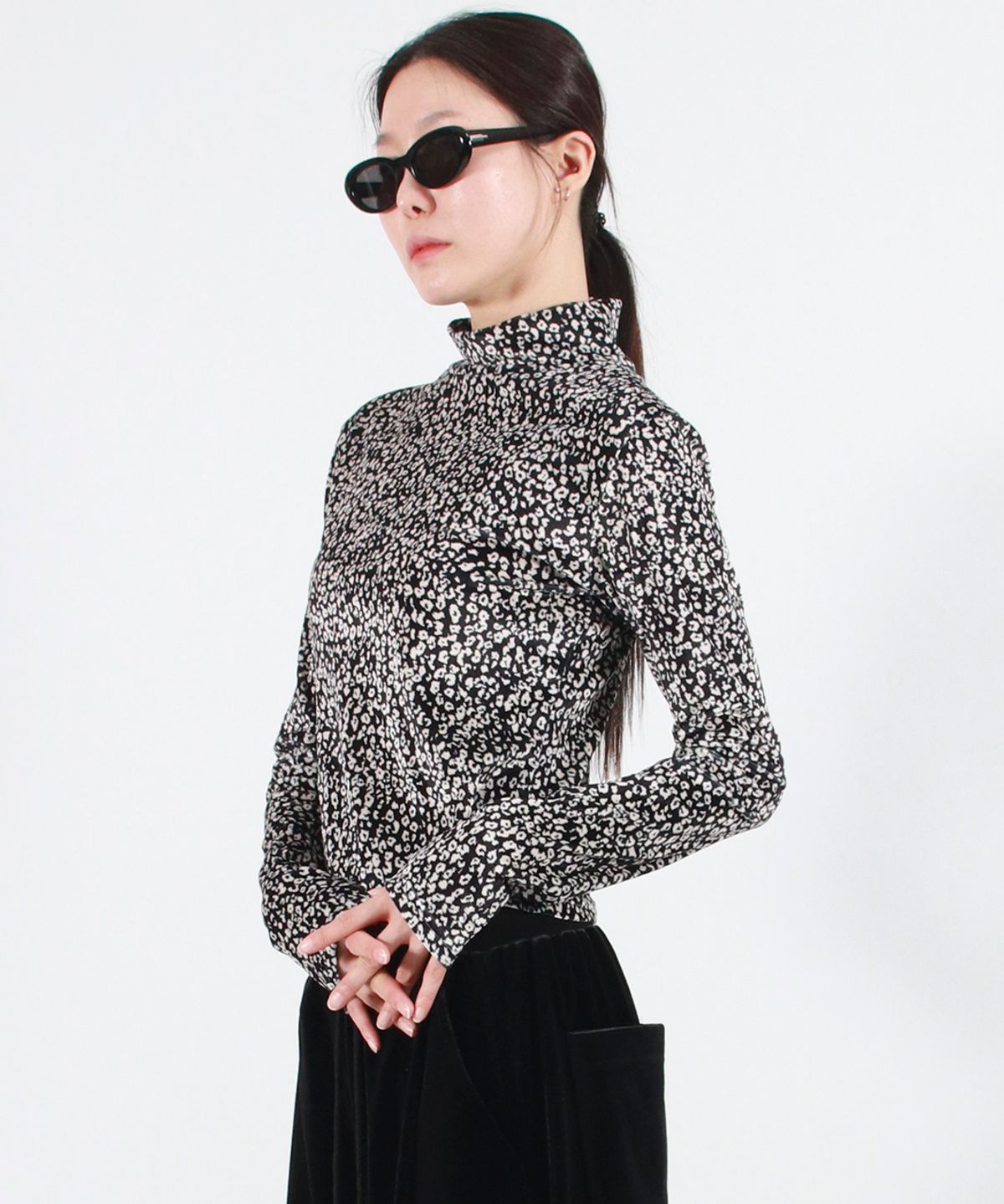 드마크(DEMARC) LEOPARD HIGH-NECK LONG SLEEVE TEE -  black