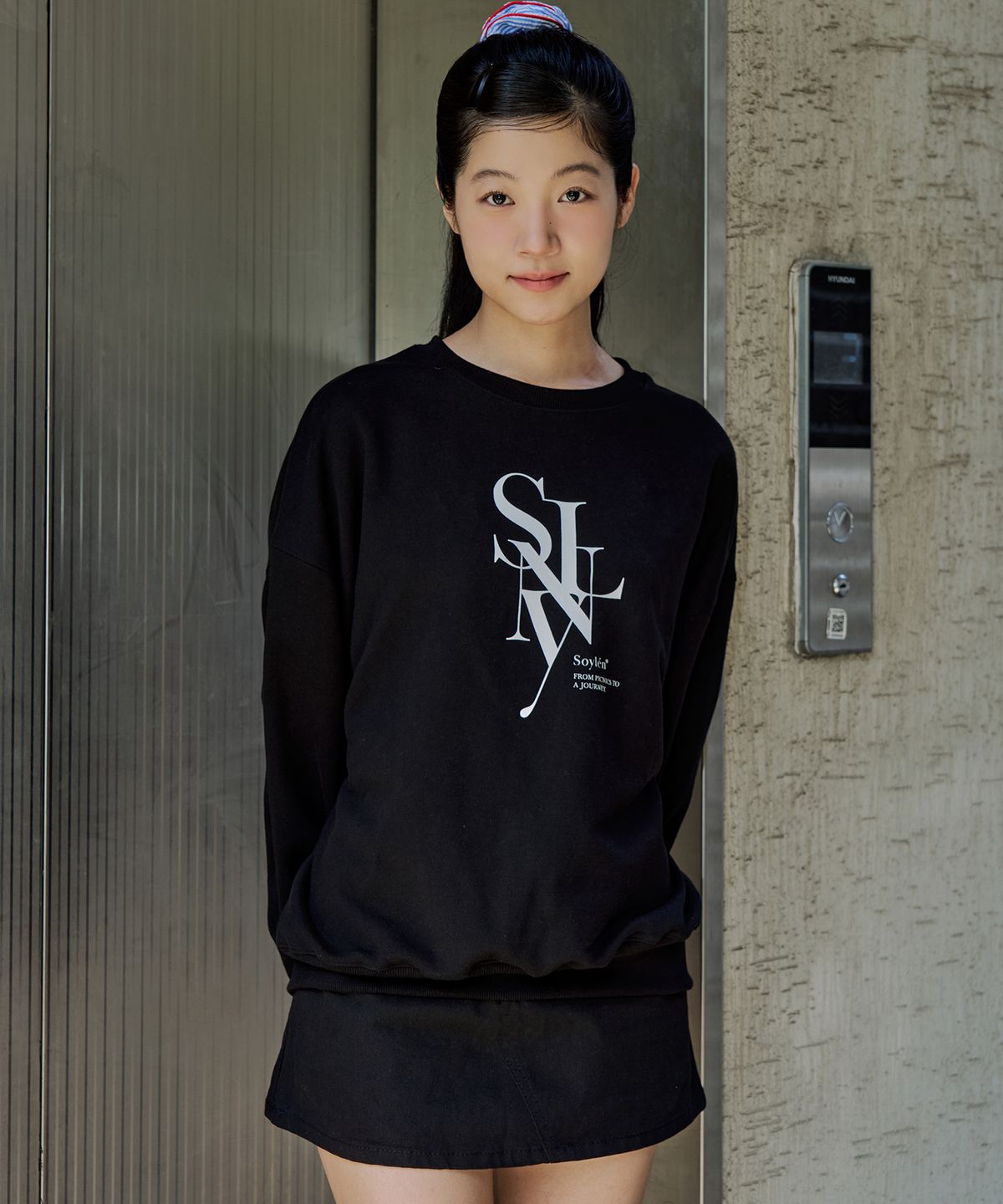 소이렌(SOYLEN) 세리프 레이어드 심볼 스웨트셔츠 (블랙)