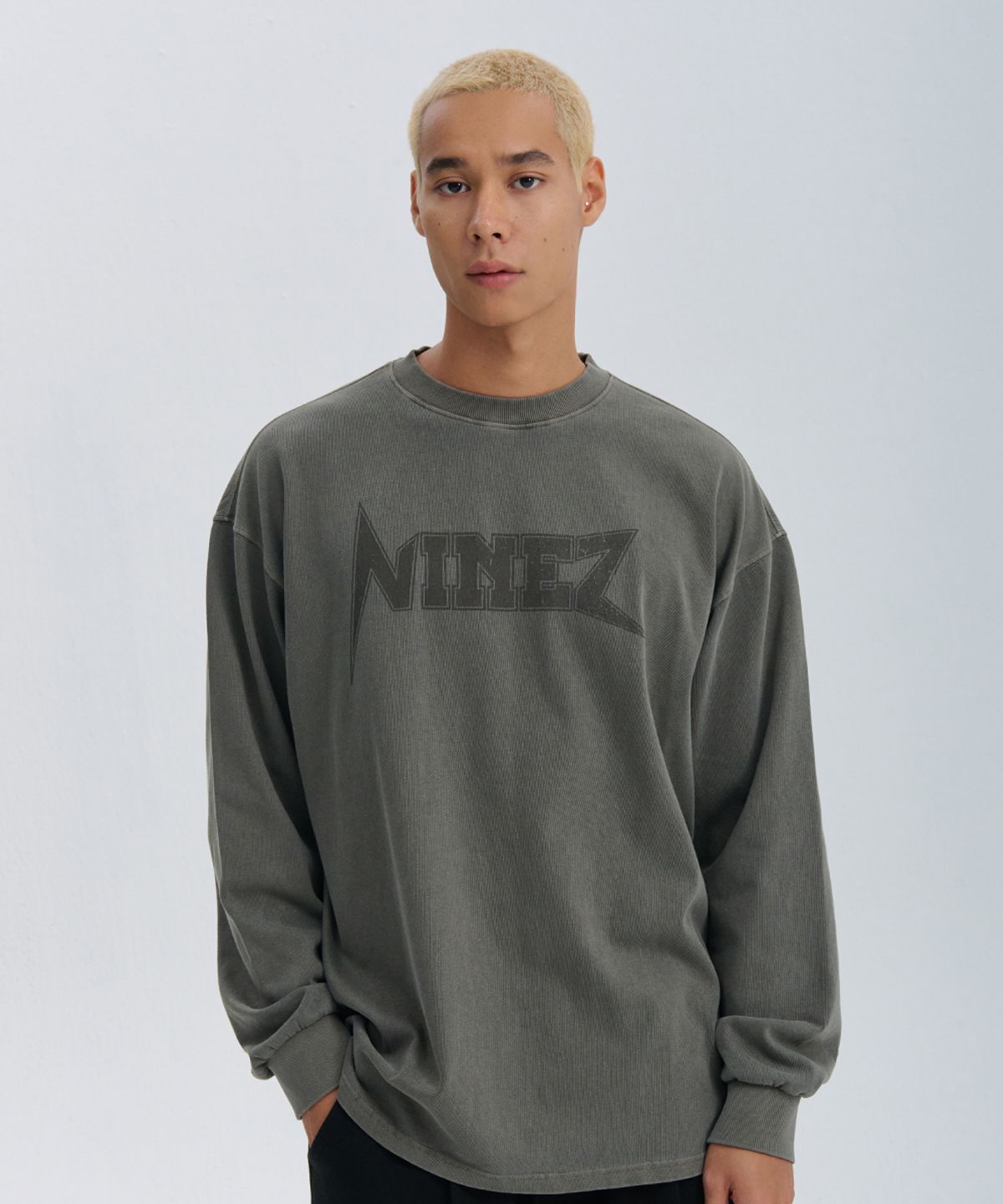 나인제트(NINEZ) 피그먼트 크랙 긴팔 티셔츠 (2color)