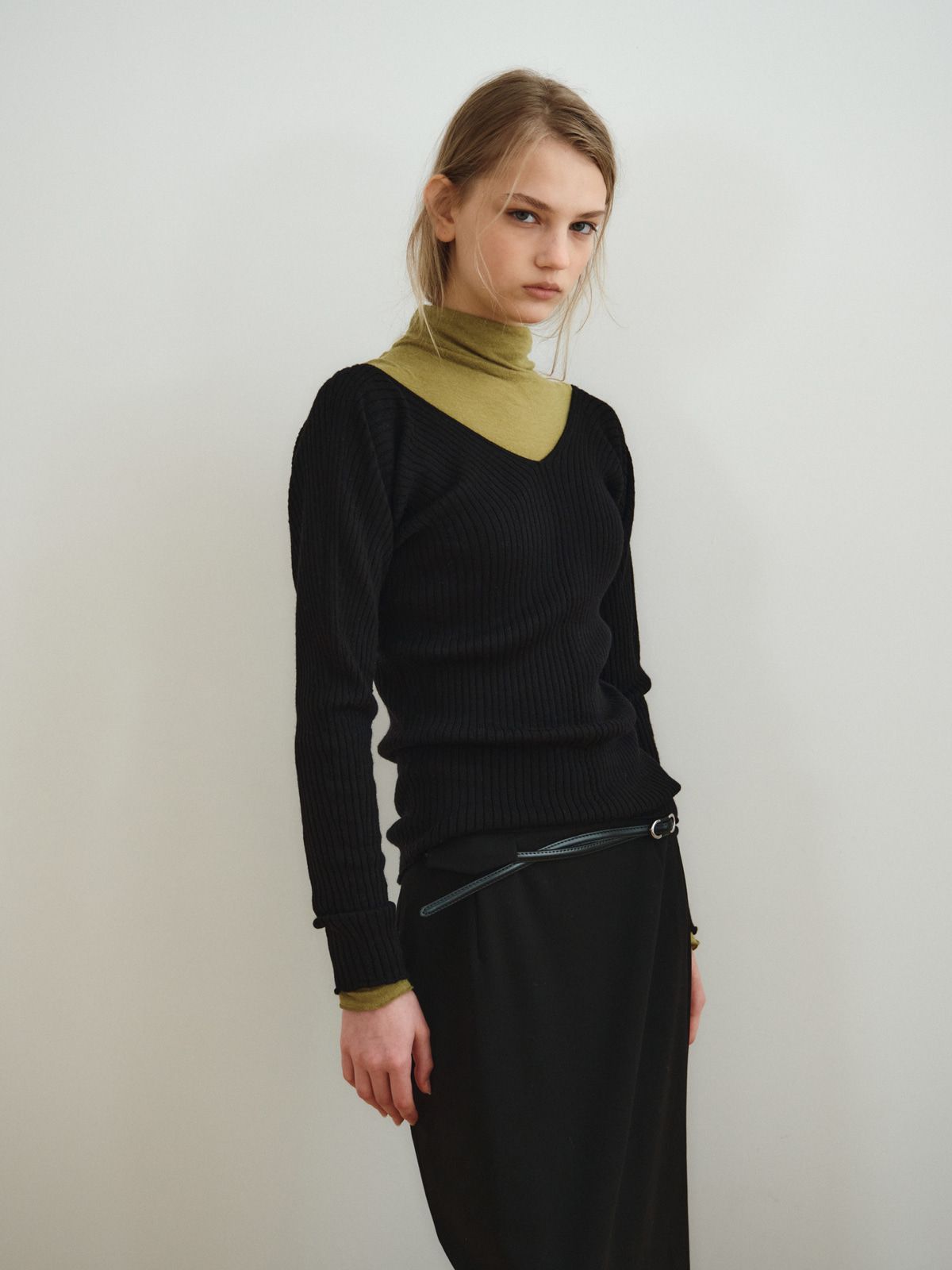리플레인(REPLAIN) SEAMLESS RIB TOP_BLACK