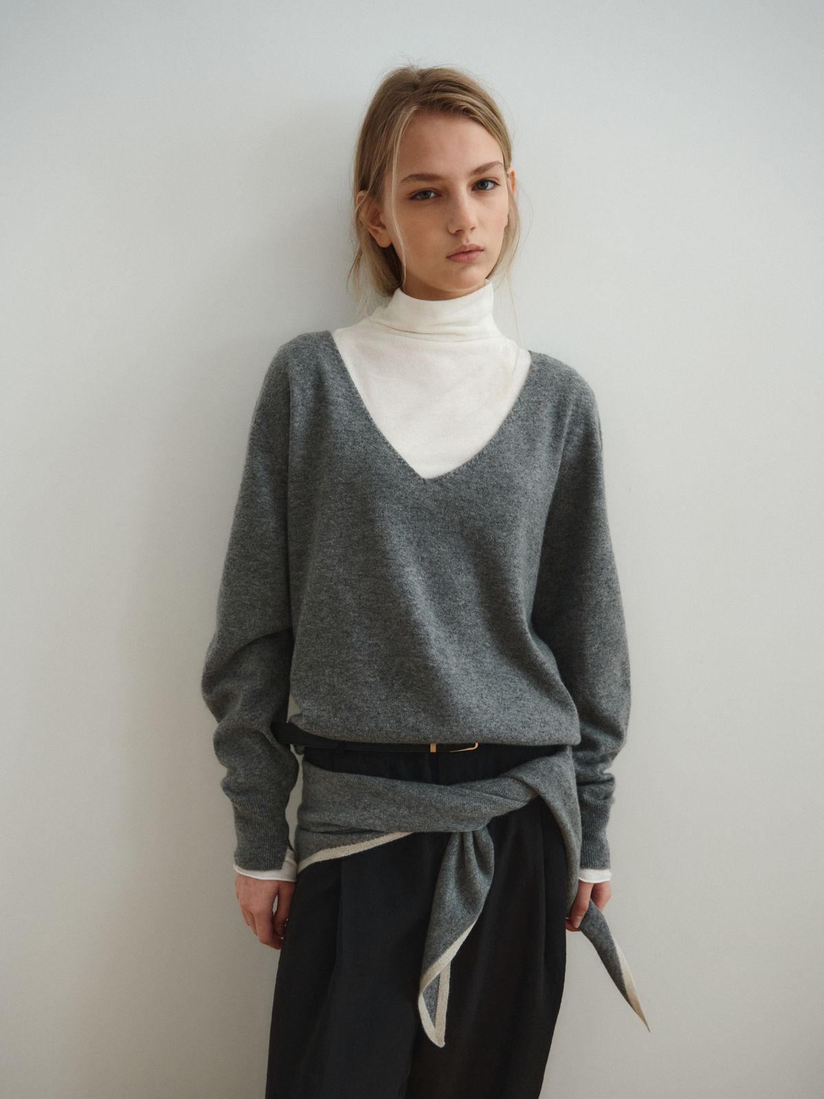 리플레인(REPLAIN) WOOL CASHMERE DEEP V-NECK TOP_GREY