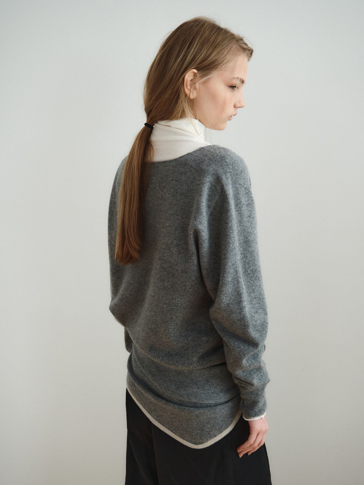 리플레인(REPLAIN) WOOL CASHMERE DEEP V-NECK TOP_GREY