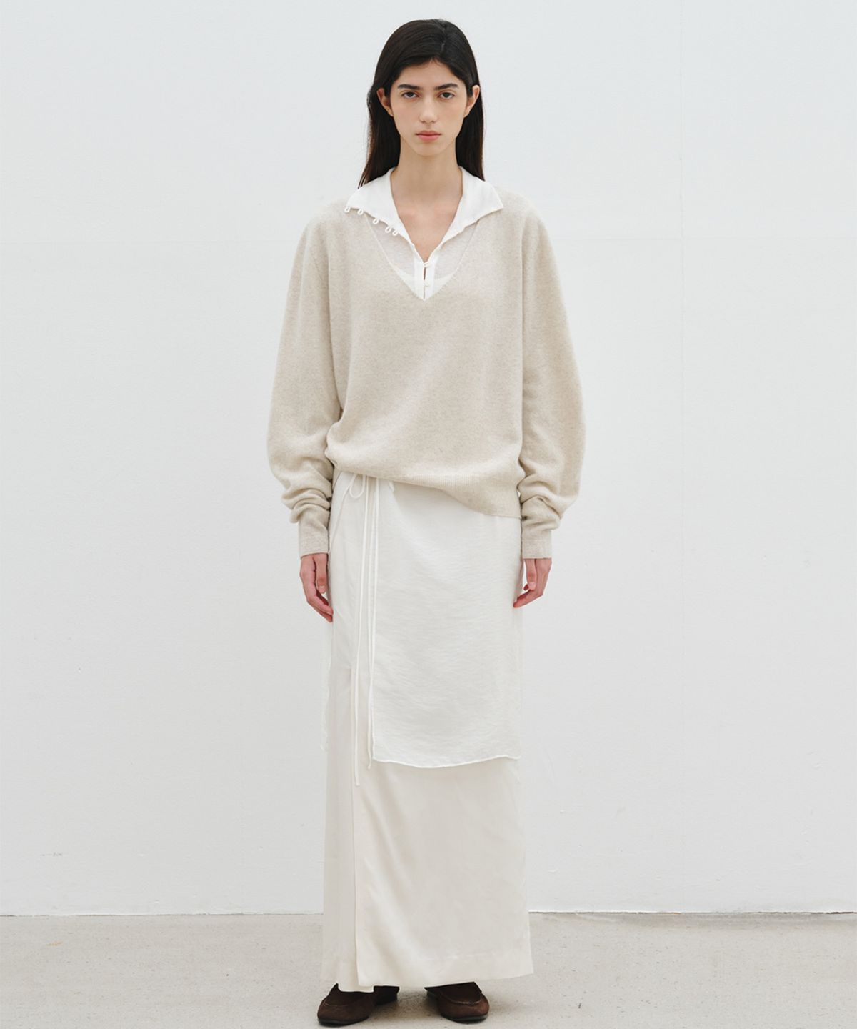 리플레인(REPLAIN) WOOL CASHMERE DEEP V-NECK TOP_PALE BEIGE