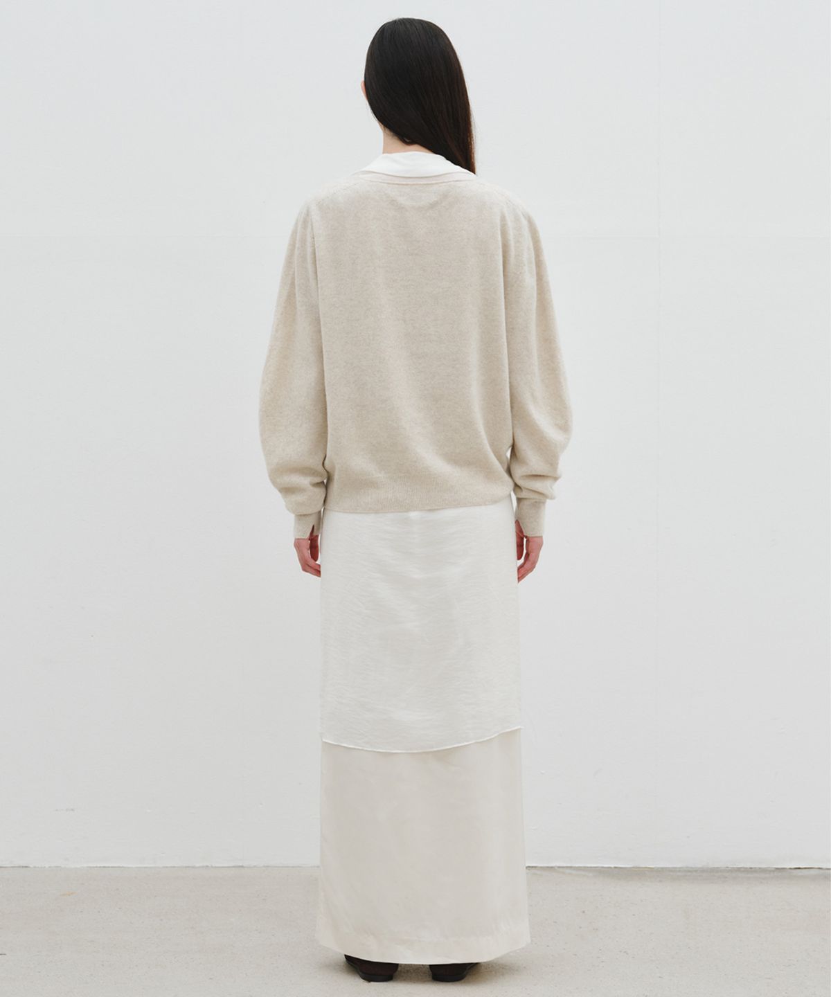 리플레인(REPLAIN) WOOL CASHMERE DEEP V-NECK TOP_PALE BEIGE