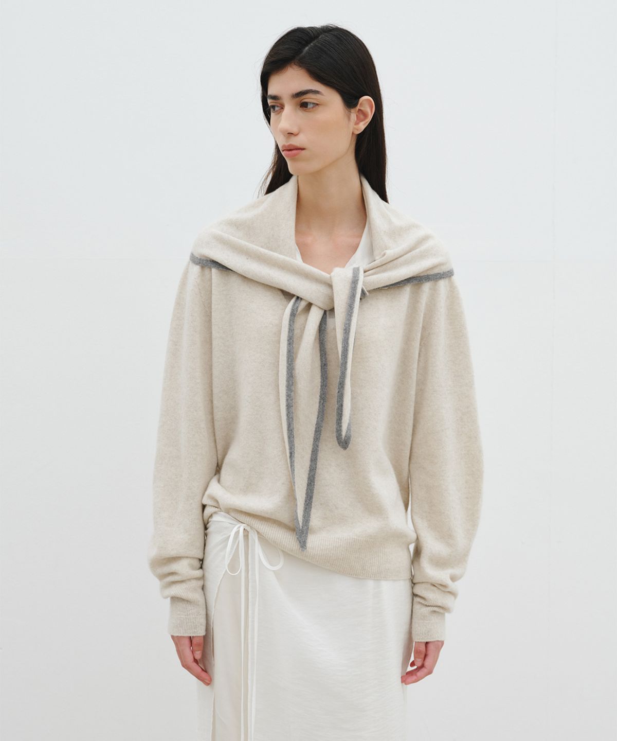 리플레인(REPLAIN) WOOL CASHMERE DEEP V-NECK TOP_PALE BEIGE