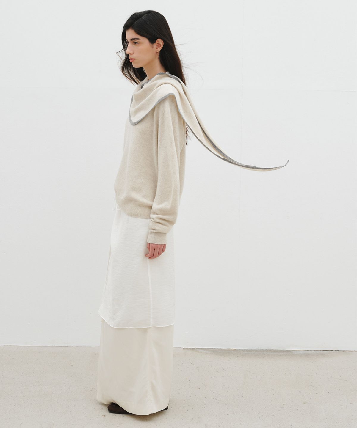 리플레인(REPLAIN) WOOL CASHMERE DEEP V-NECK TOP_PALE BEIGE