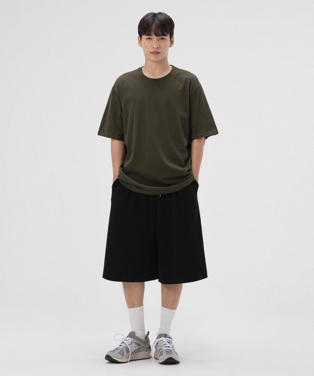 프리노어(PRINOAR) 데일리 원턱 와이드 8부 버뮤다 쇼츠-블랙