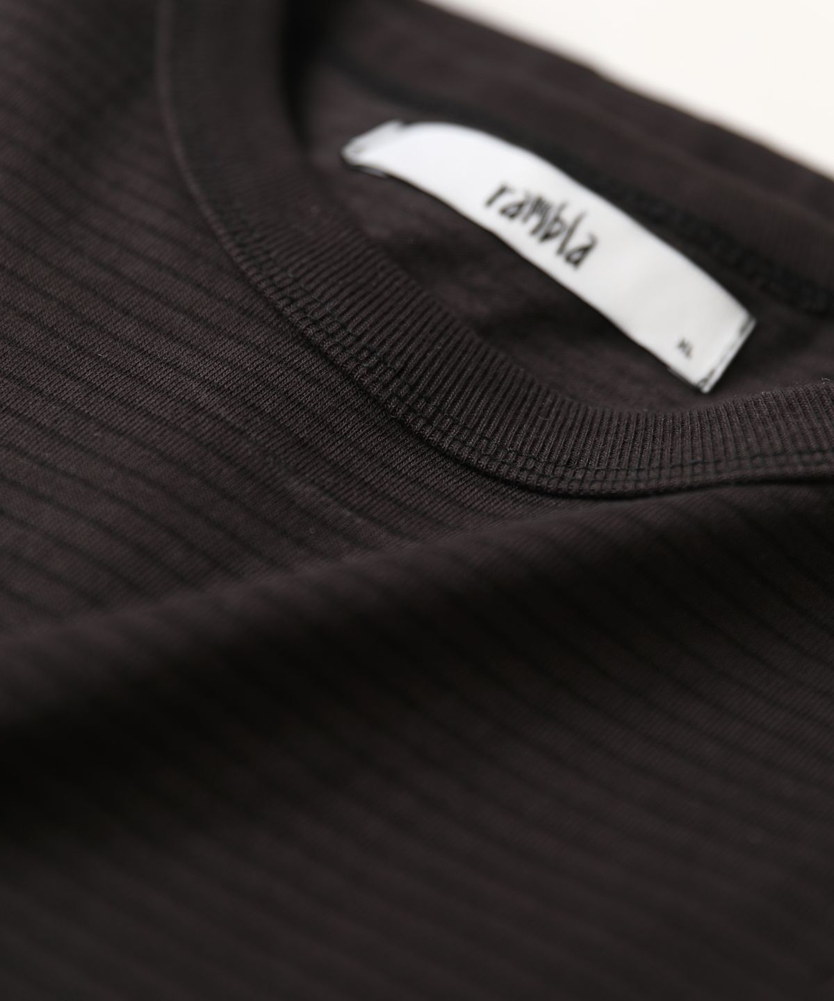 람블라(RAMBLA) 바인딩 스트라이프 반팔 티셔츠 [차콜]