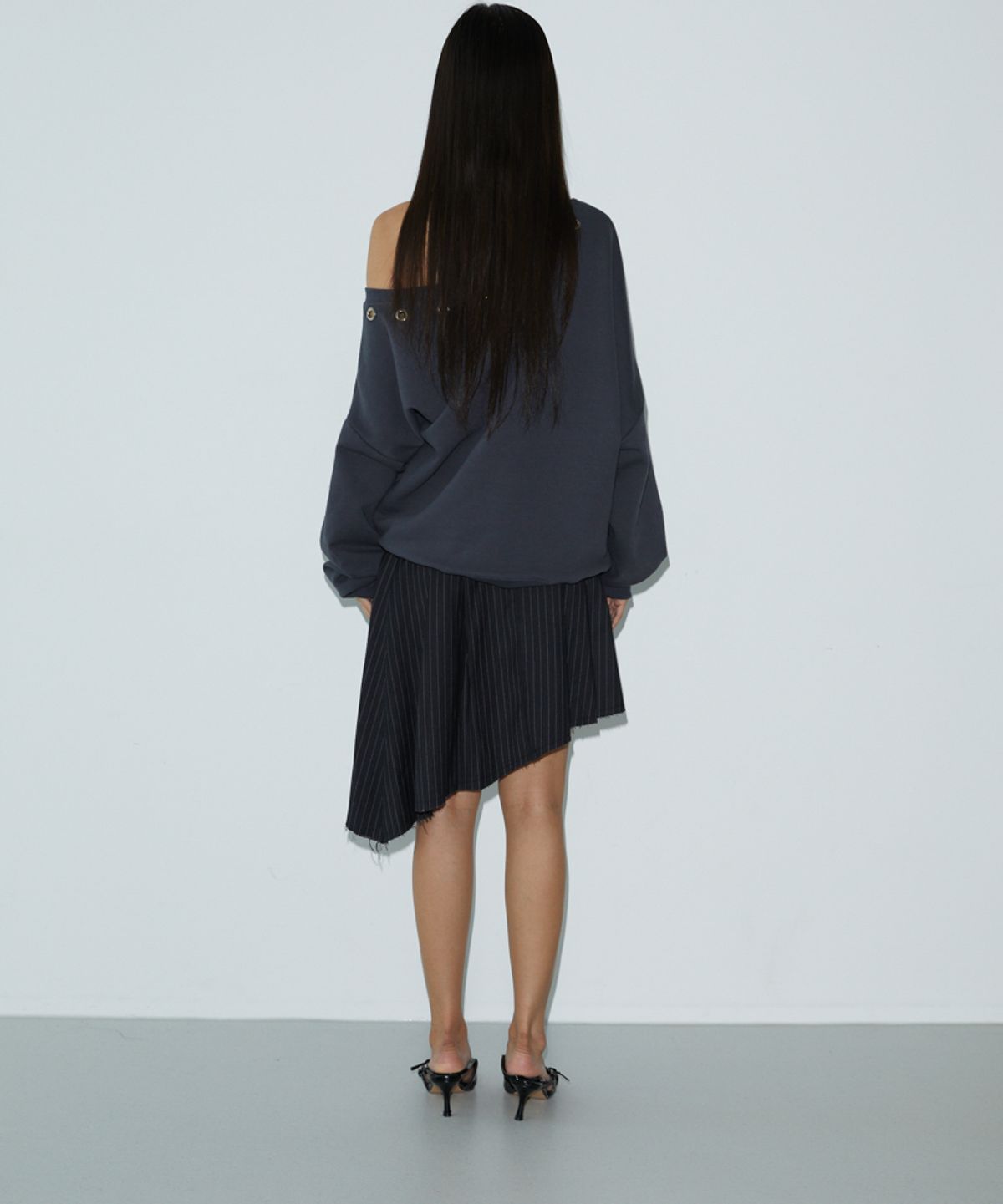 분트(VOONT) Unbalance Stud Sweatshirt (CHARCOAL)