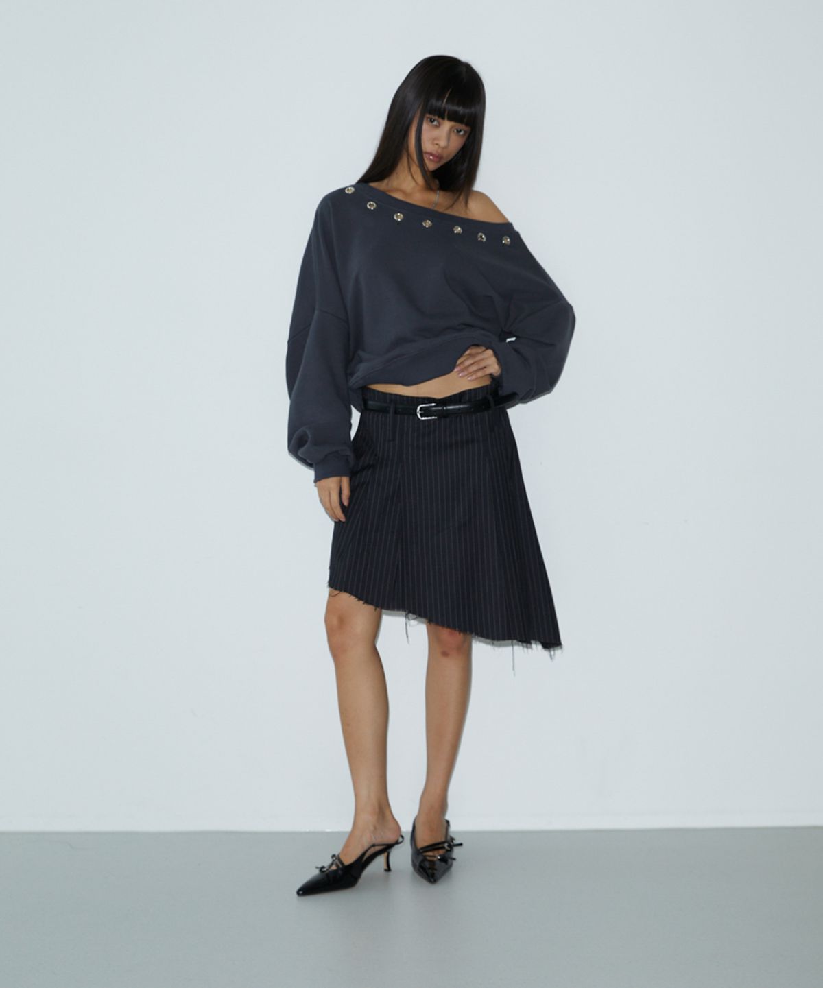 분트(VOONT) Unbalance Stud Sweatshirt (CHARCOAL)