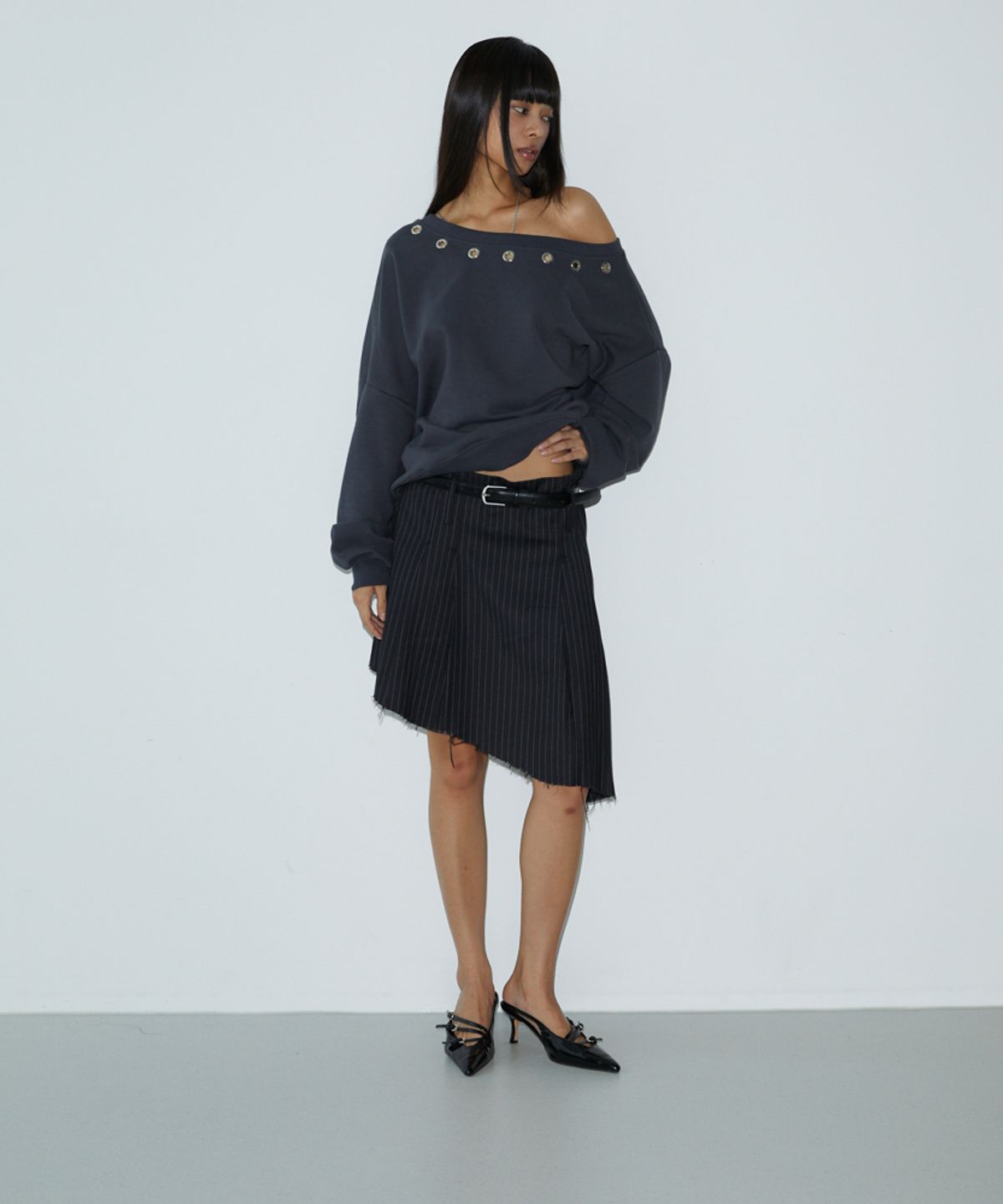 분트(VOONT) Unbalance Stud Sweatshirt (CHARCOAL)