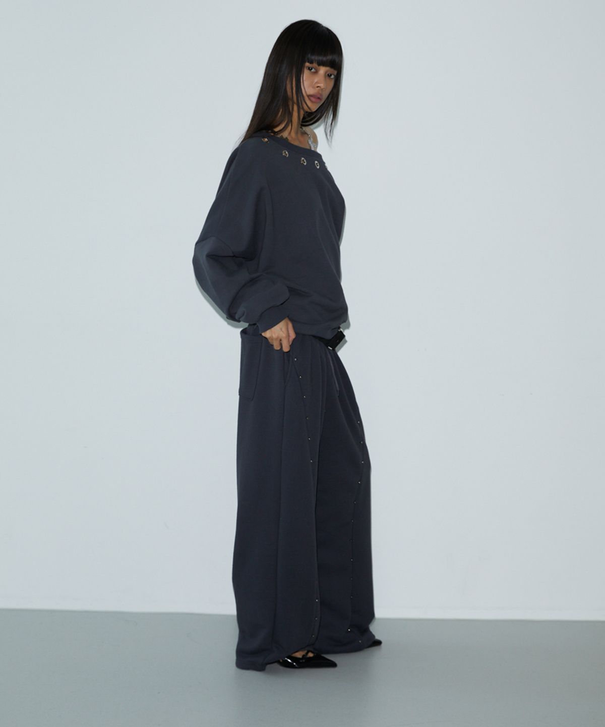 분트(VOONT) Unbalance Stud Sweatshirt (CHARCOAL)