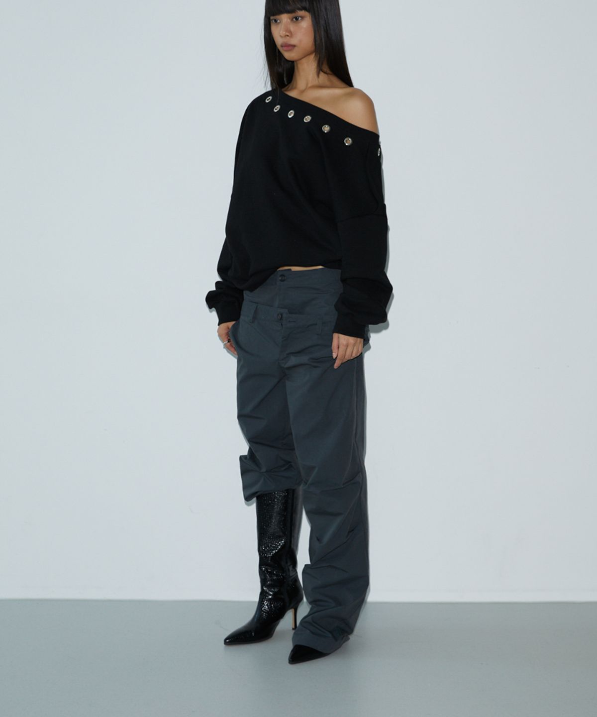 분트(VOONT) Unbalance Stud Sweatshirt (BLACK)