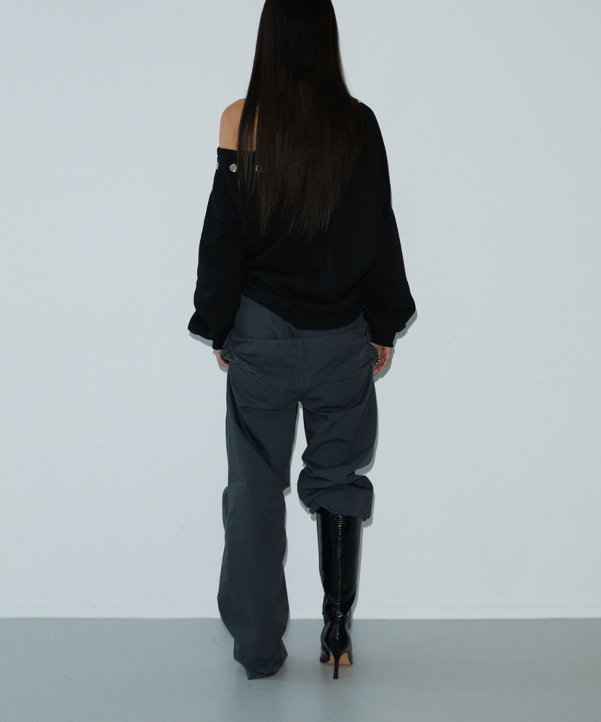 분트(VOONT) Unbalance Stud Sweatshirt (BLACK)